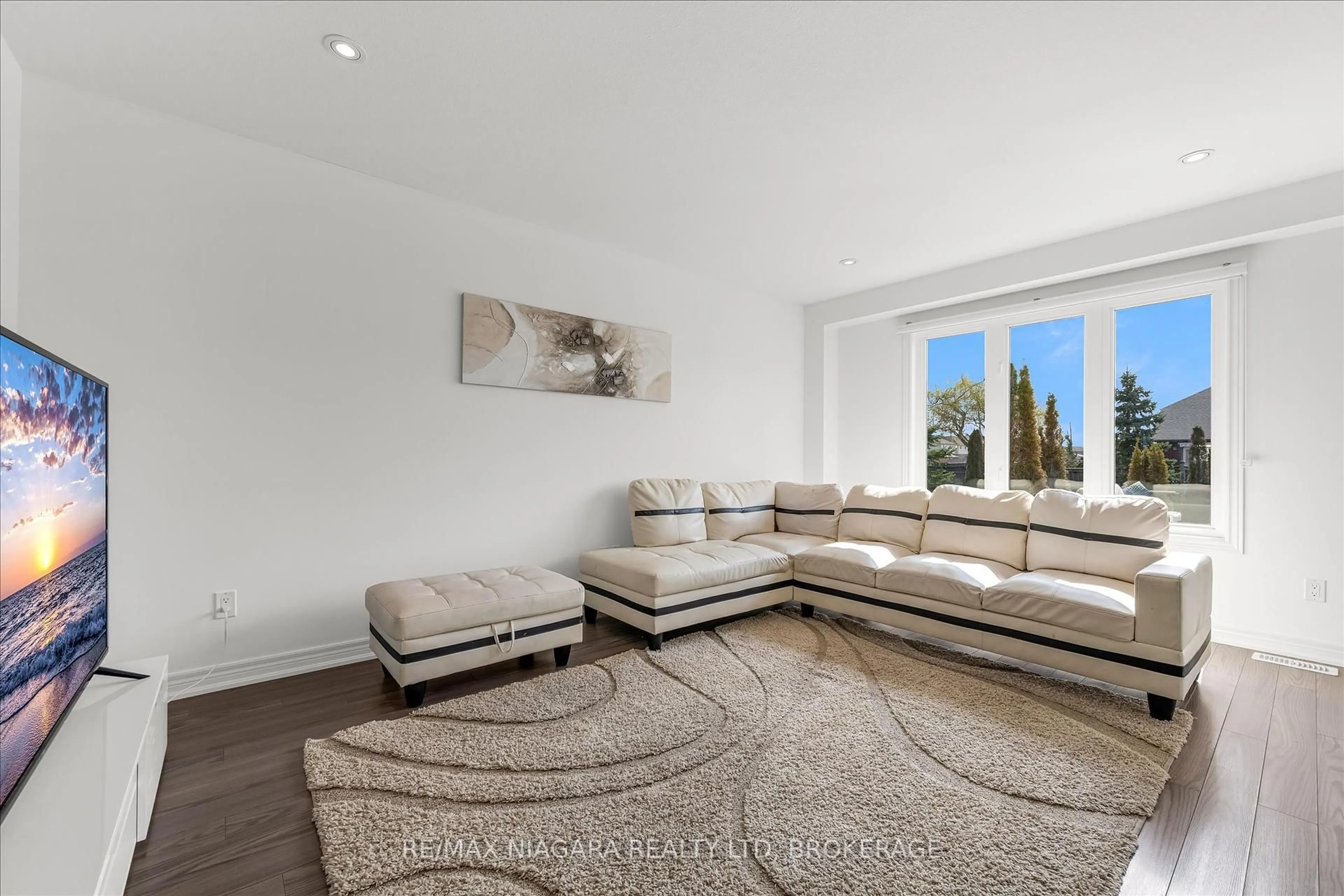 Living room with furniture, unknown for 187 Cardinal Cres, Welland Ontario L3C 0B7