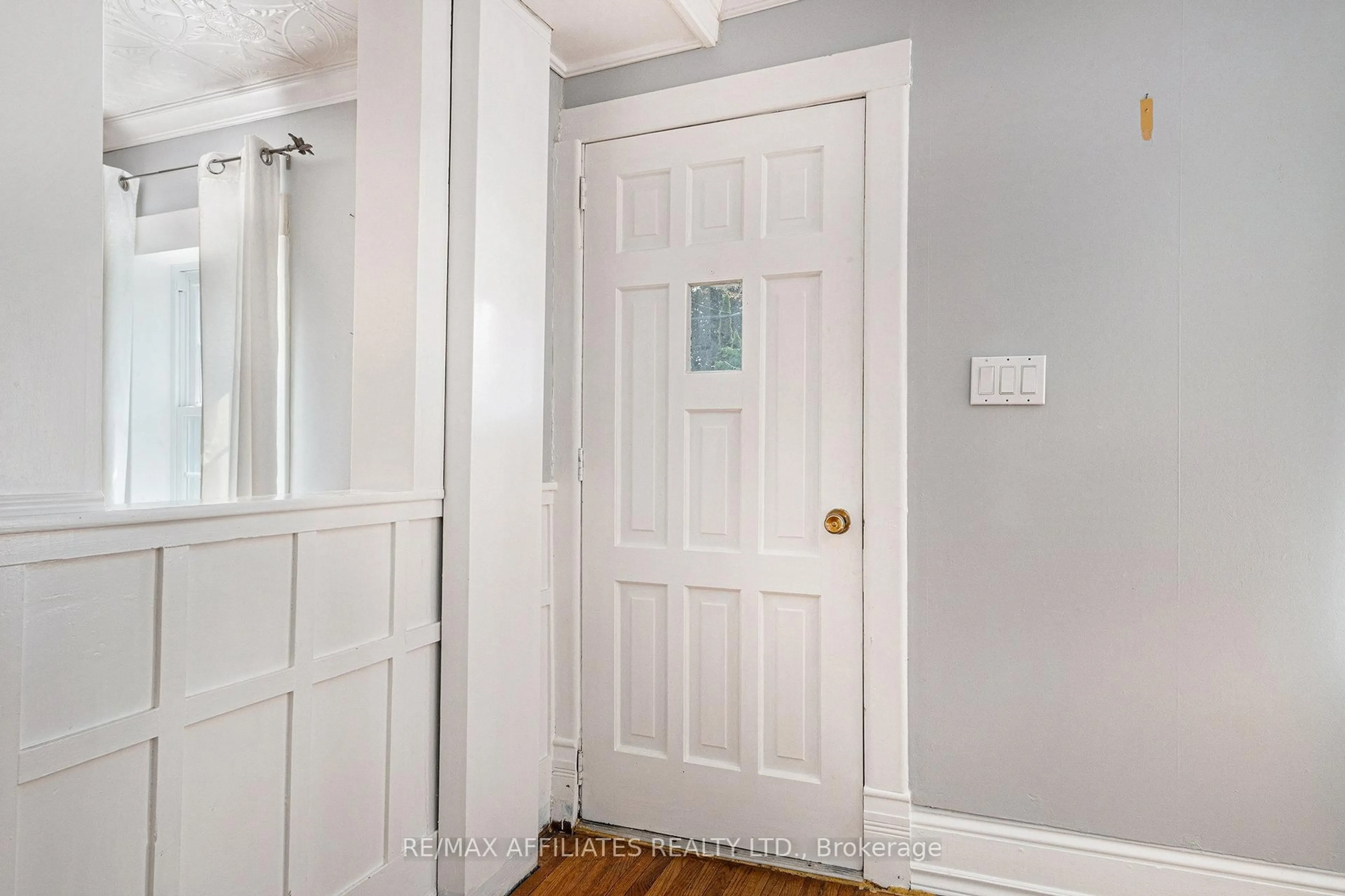 Indoor entryway for 122 Chambers St, Smiths Falls Ontario K7A 2Z3