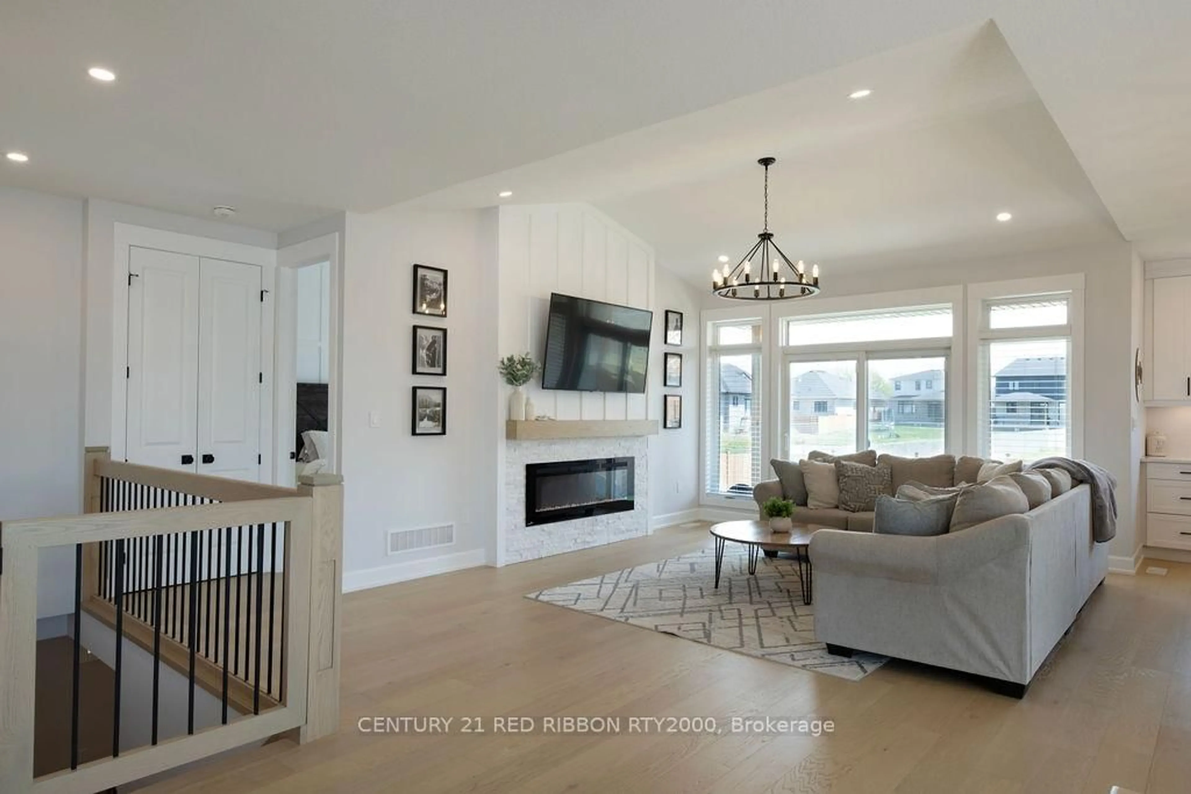Living room with furniture, unknown for 11 BRISCOE Cres, Strathroy-Caradoc Ontario N7G 4E1