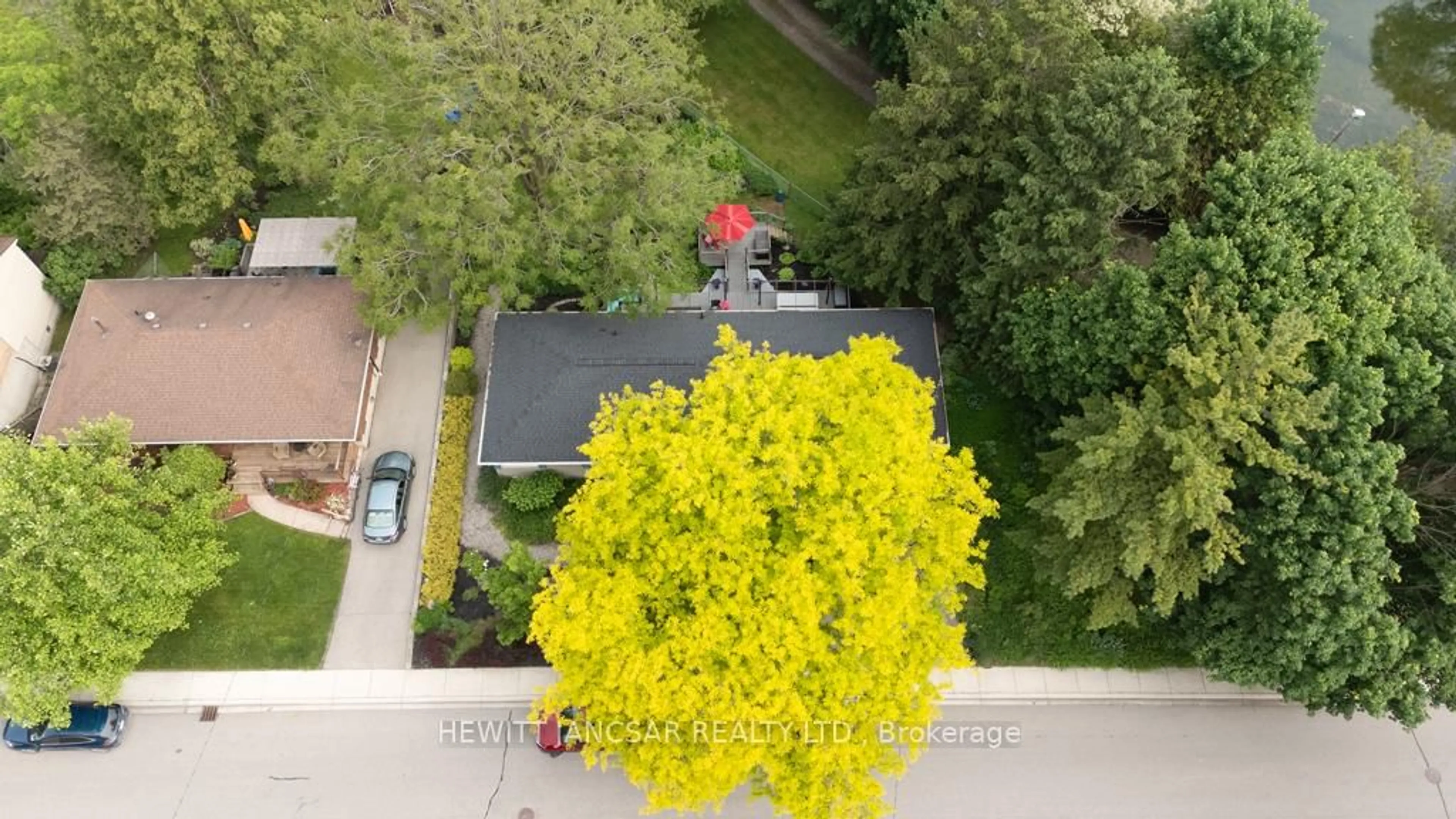 A pic from outside/outdoor area/front of a property/back of a property/a pic from drone, unknown for 237 Sixth Ave, Woodstock Ontario N4S 4G3