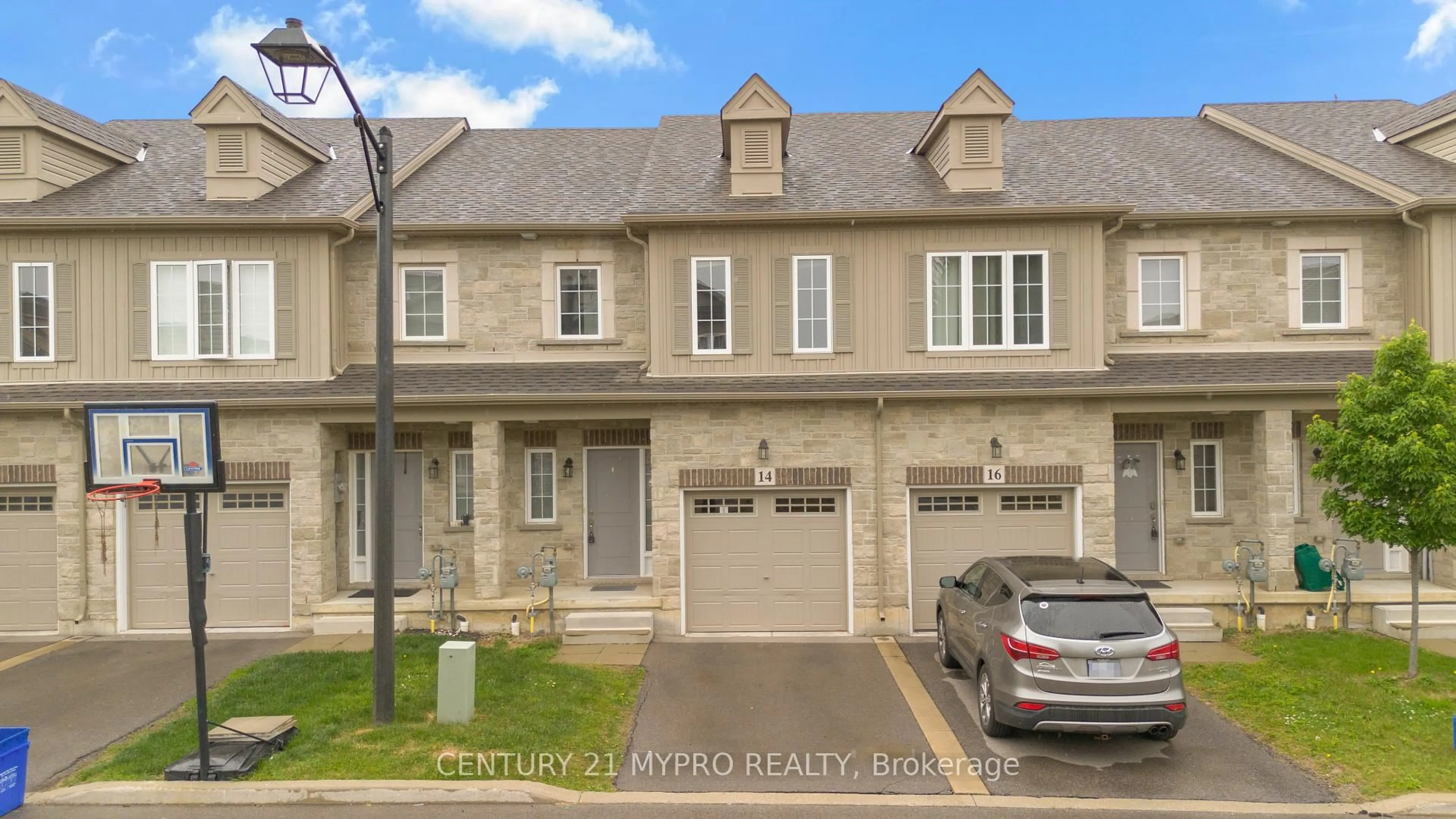 A pic from outside/outdoor area/front of a property/back of a property/a pic from drone, street for 14 Dayman Dr, Hamilton Ontario L9K 0J9