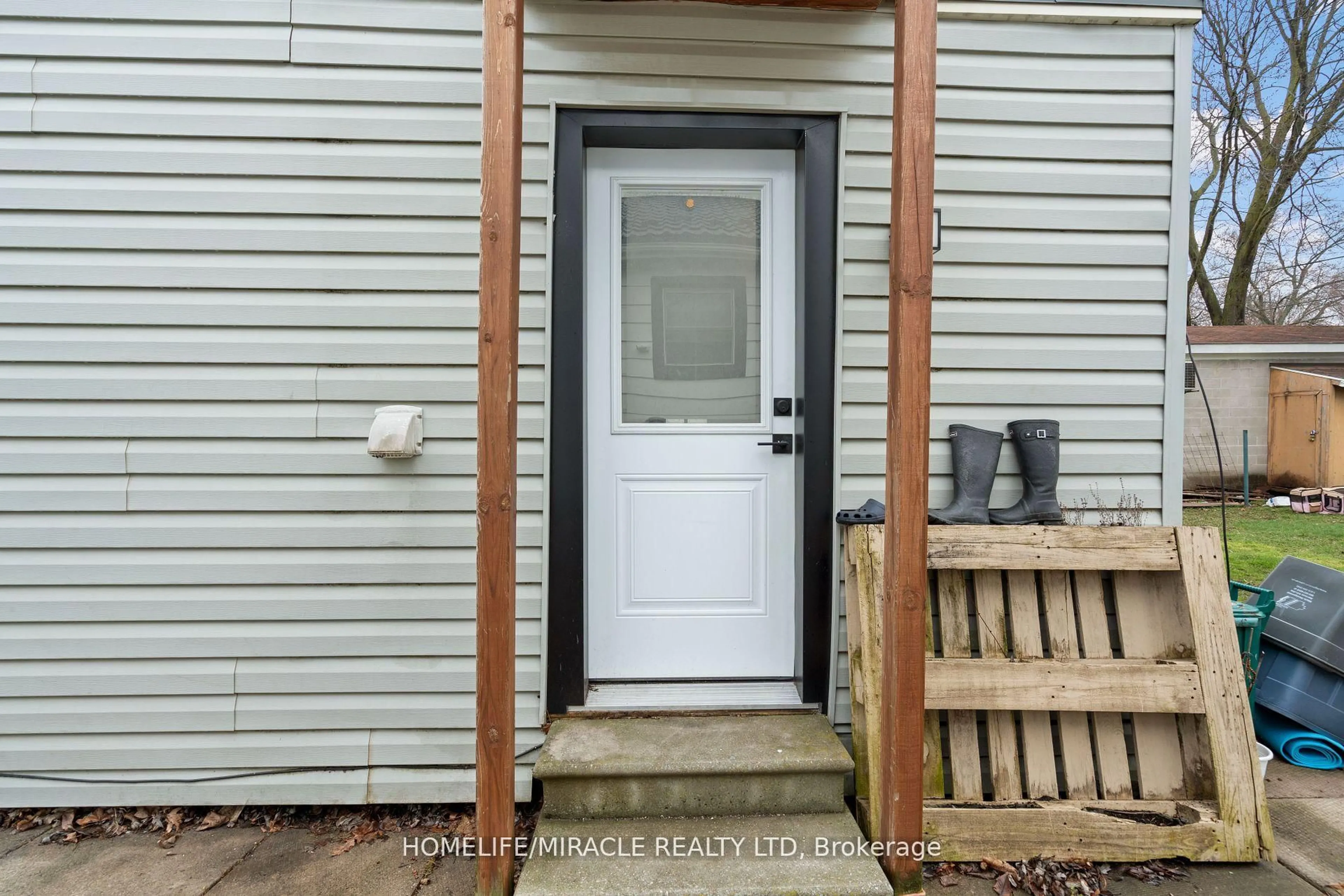 Indoor entryway for 6333 Skinner St, Niagara Falls Ontario L2G 2Y6
