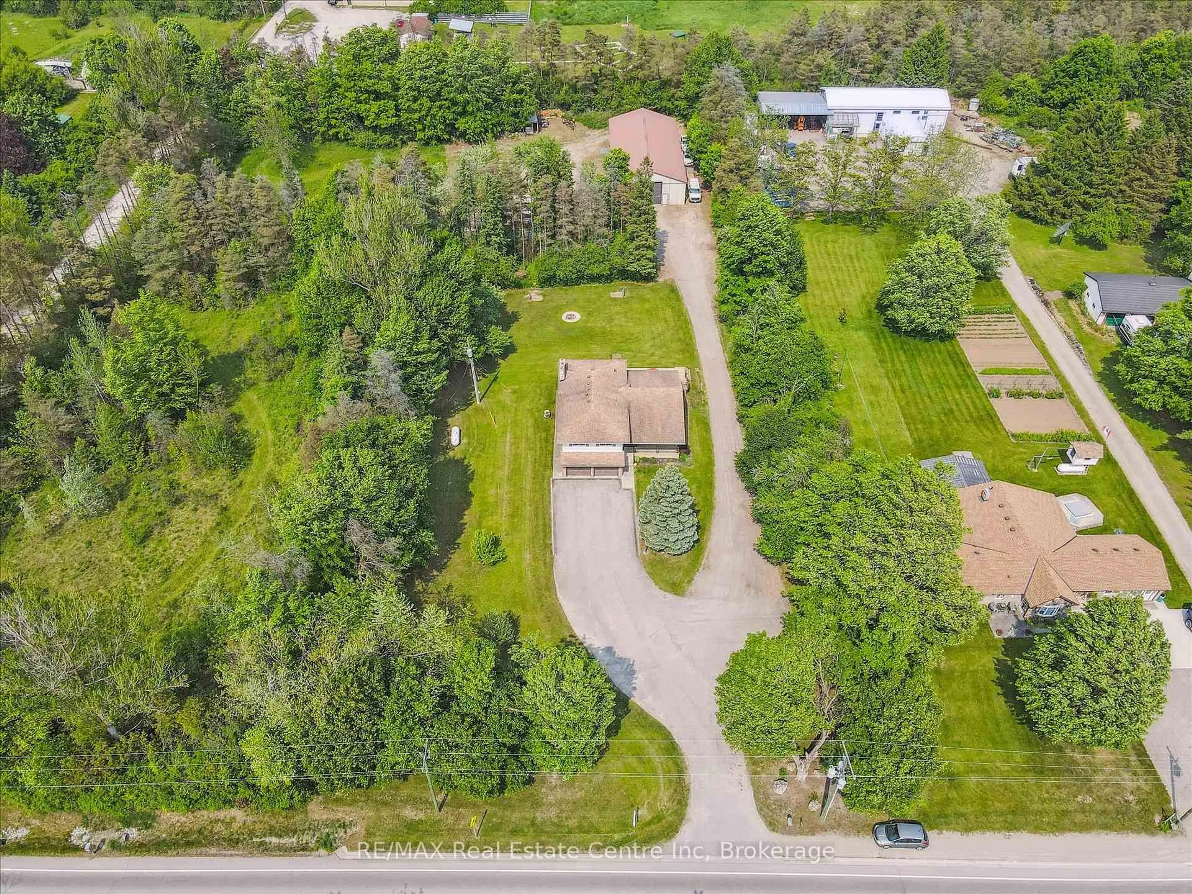 A pic from outside/outdoor area/front of a property/back of a property/a pic from drone, street for 4871 Wellington Road 29 Rd, Guelph/Eramosa Ontario N1H 6H8