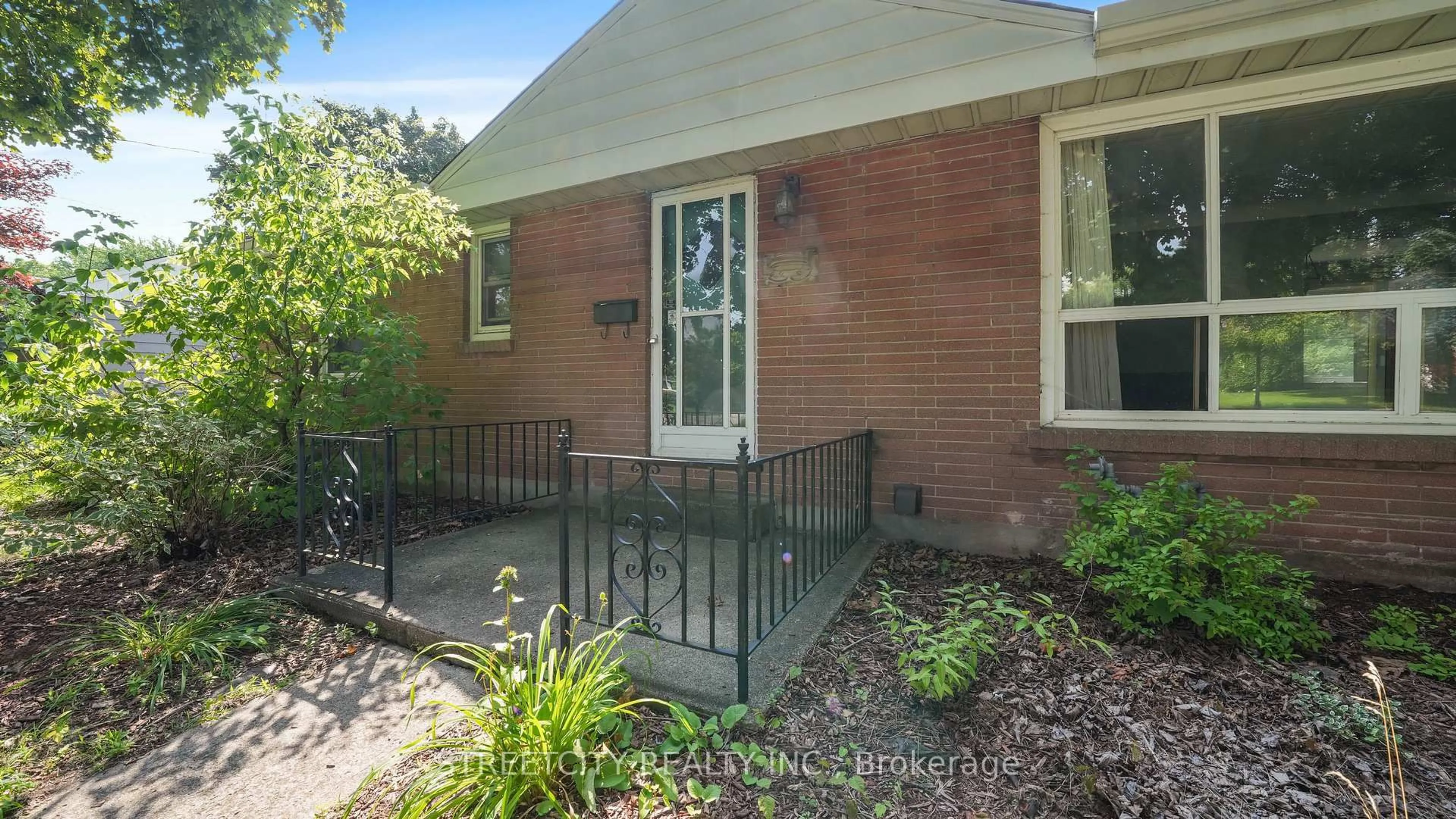 Home with brick exterior material, street for 711 Victoria St, London East Ontario N5Y 4C5