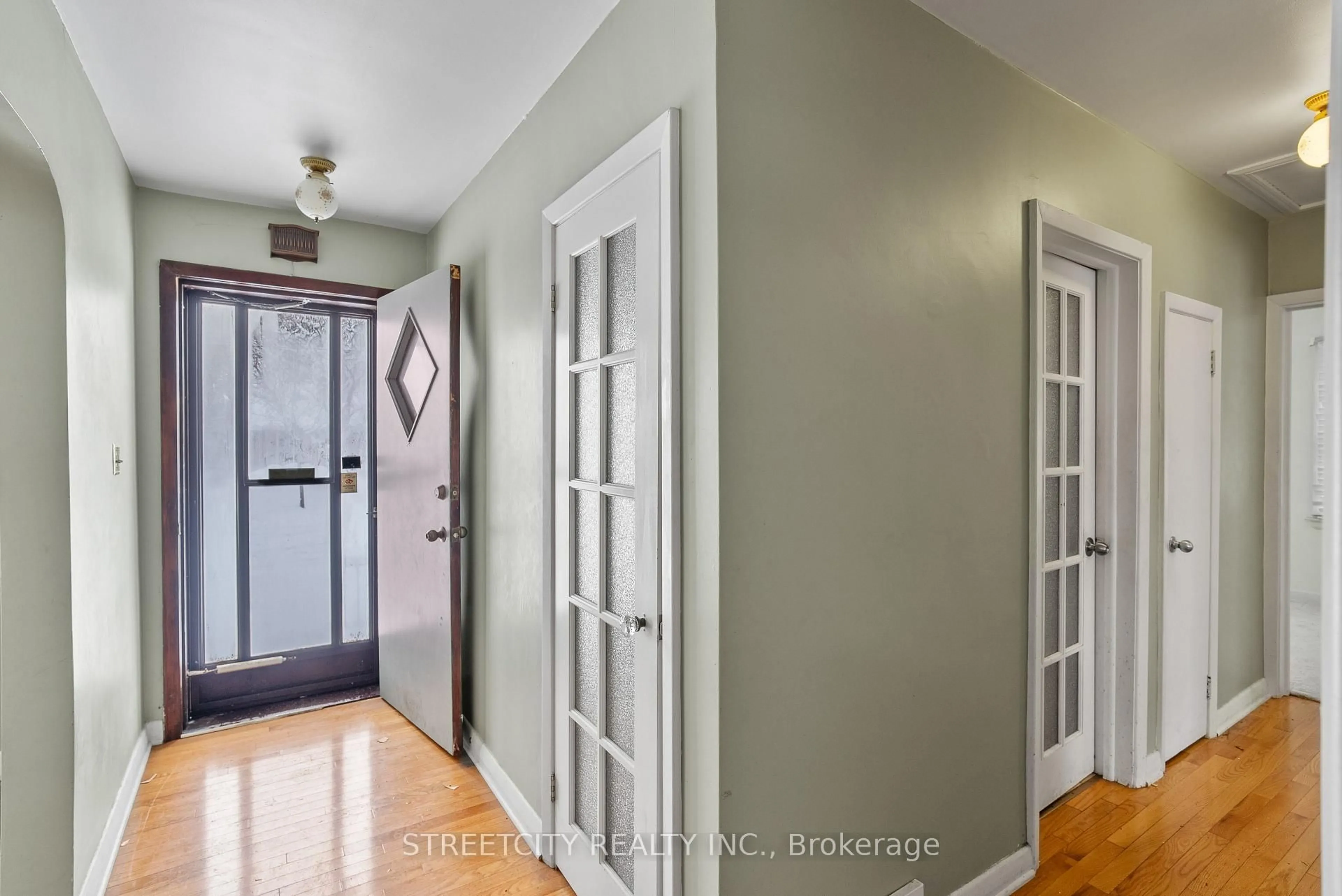 Indoor entryway for 711 Victoria St, London East Ontario N5Y 4C5