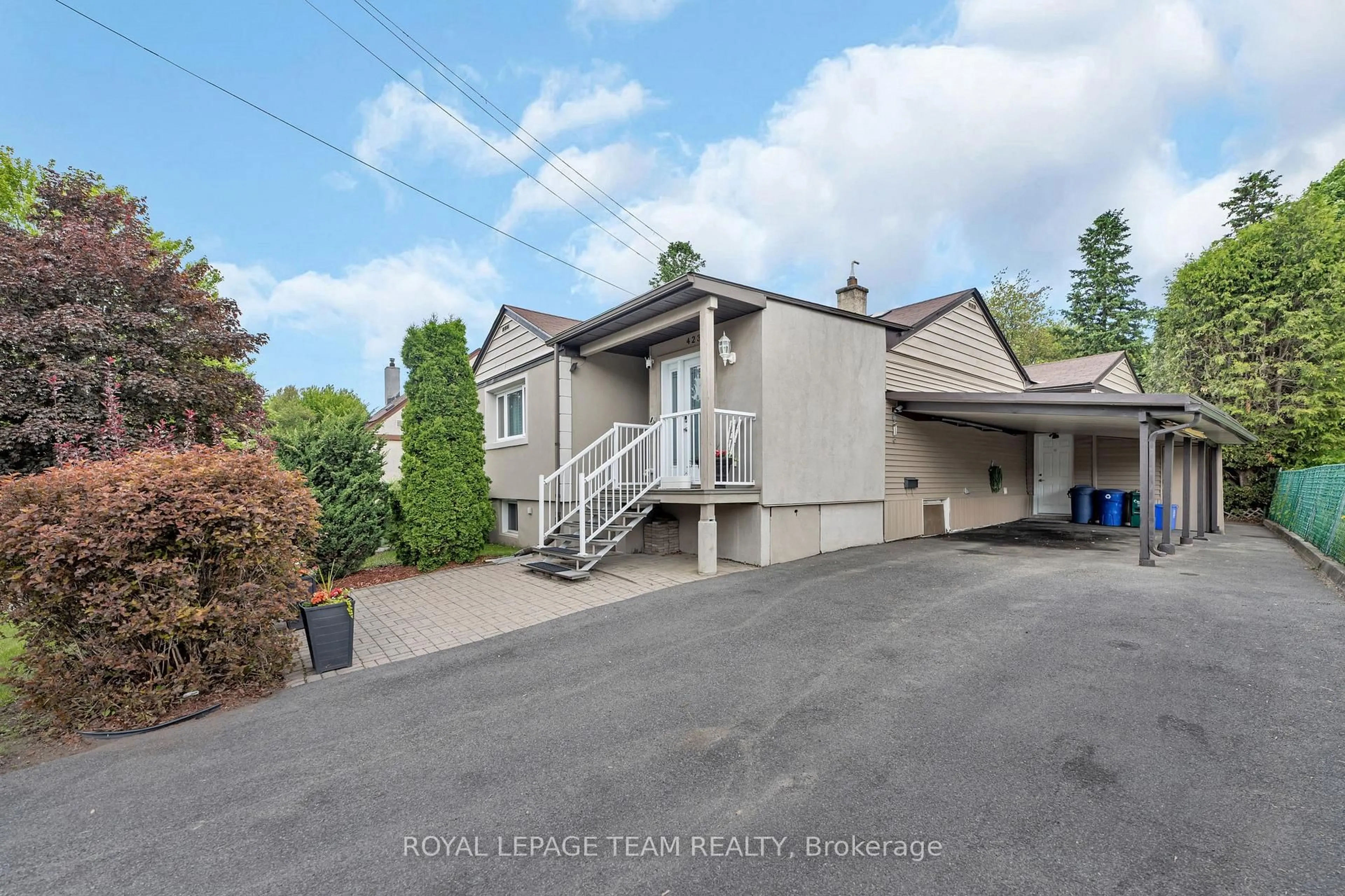 A pic from outside/outdoor area/front of a property/back of a property/a pic from drone, unknown for 423 Blake Blvd, Ottawa Ontario K1L 6L1
