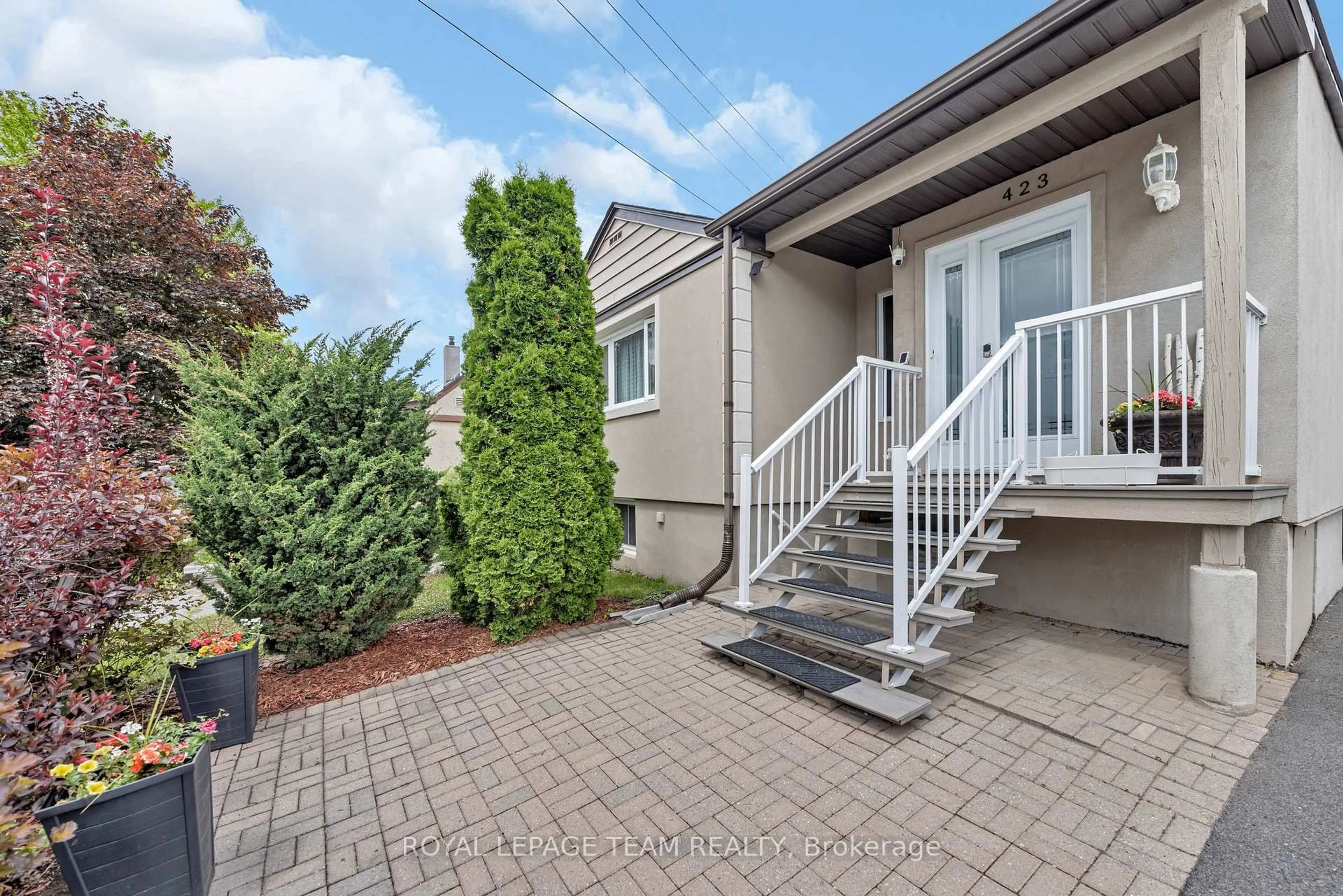 Patio, street for 423 Blake Blvd, Ottawa Ontario K1L 6L1