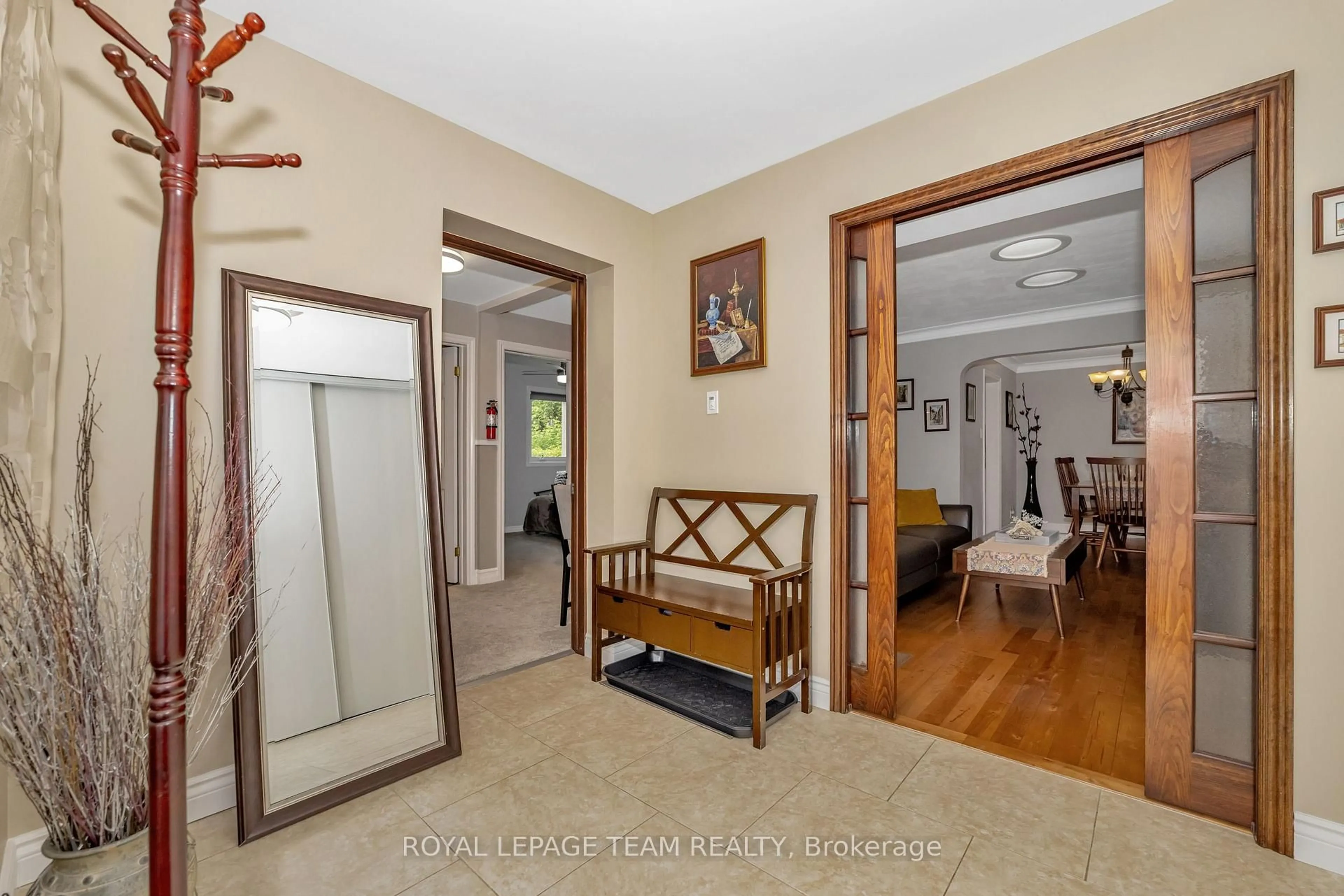 Indoor foyer for 423 Blake Blvd, Ottawa Ontario K1L 6L1