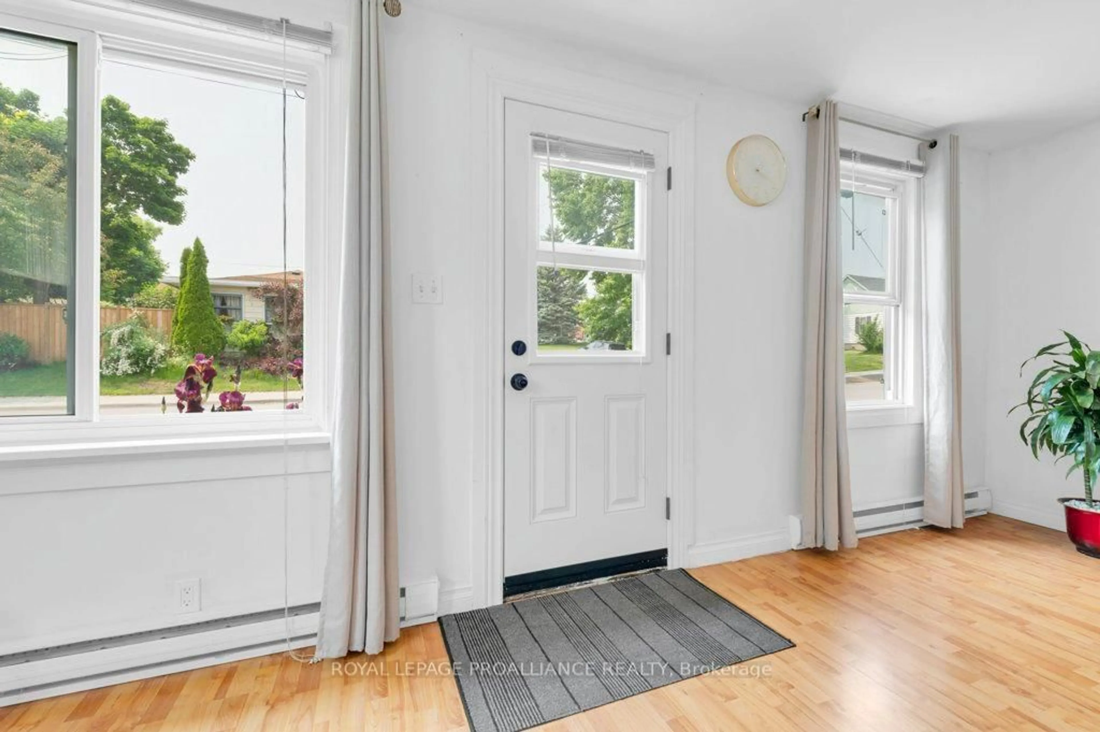 Indoor entryway for 77 Frank St, Belleville Ontario K8P 3V5