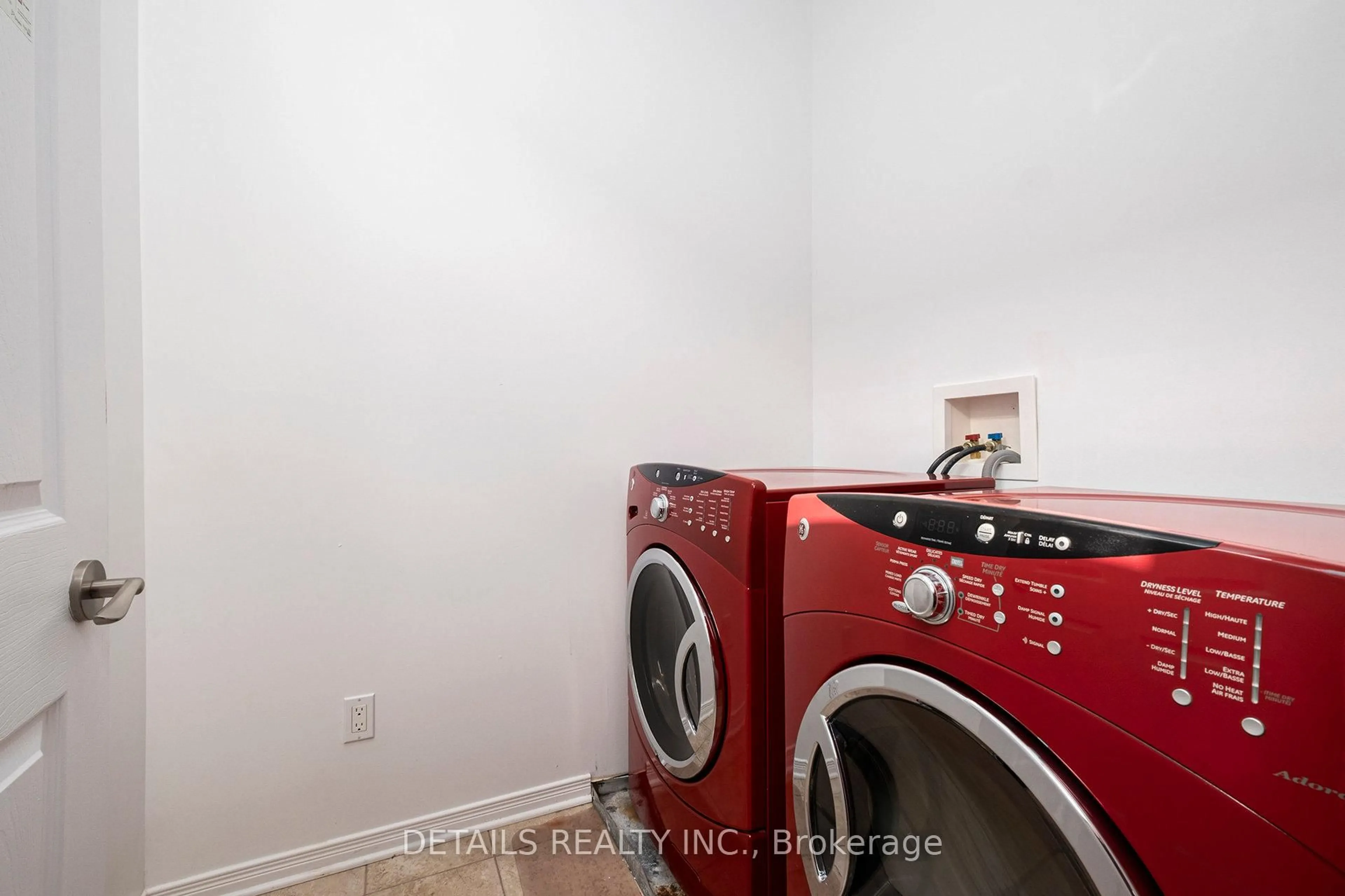 Laundry room for 809 Pinnacle St, Ottawa Ontario K4A 0L6