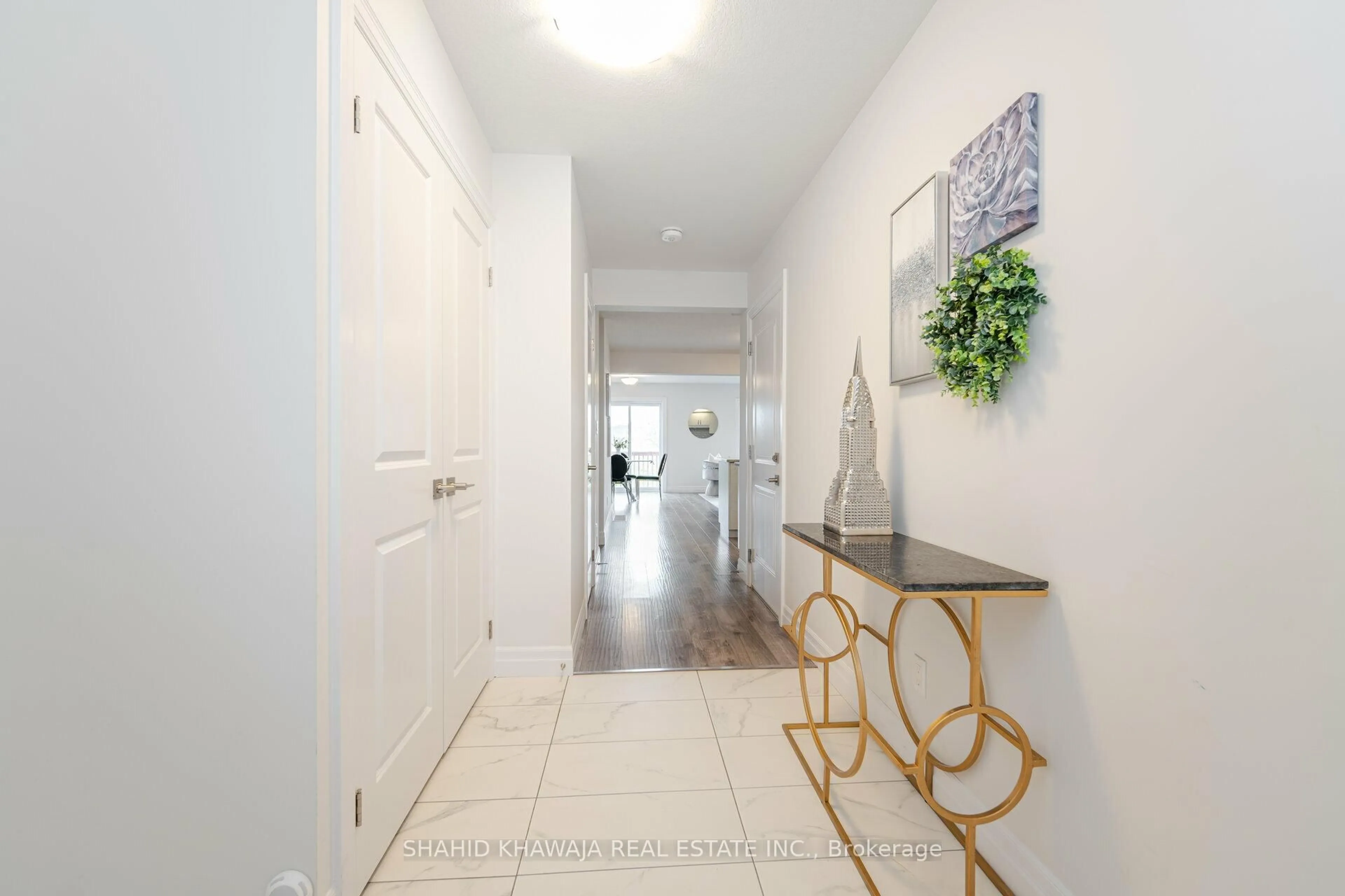 Indoor entryway for 45 Faith St, Cambridge Ontario N1R 5S2