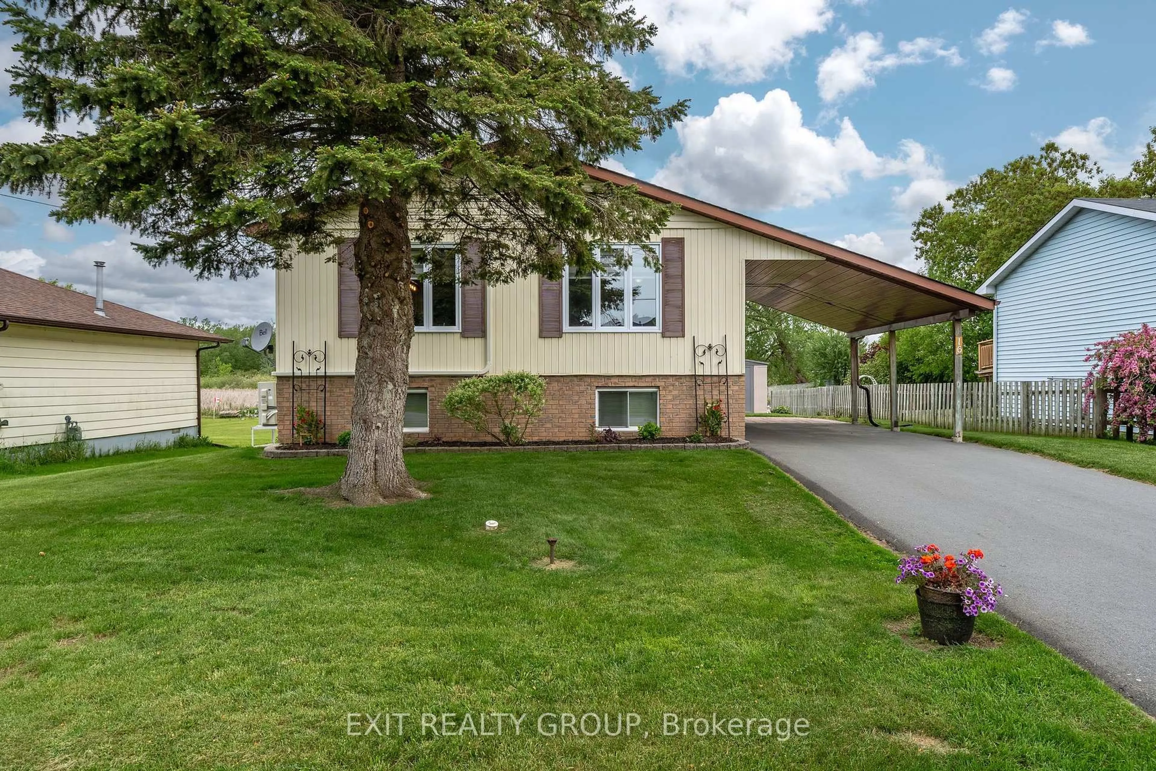 Home with vinyl exterior material, unknown for 16 Queen St, Brighton Ontario K0K 1H0