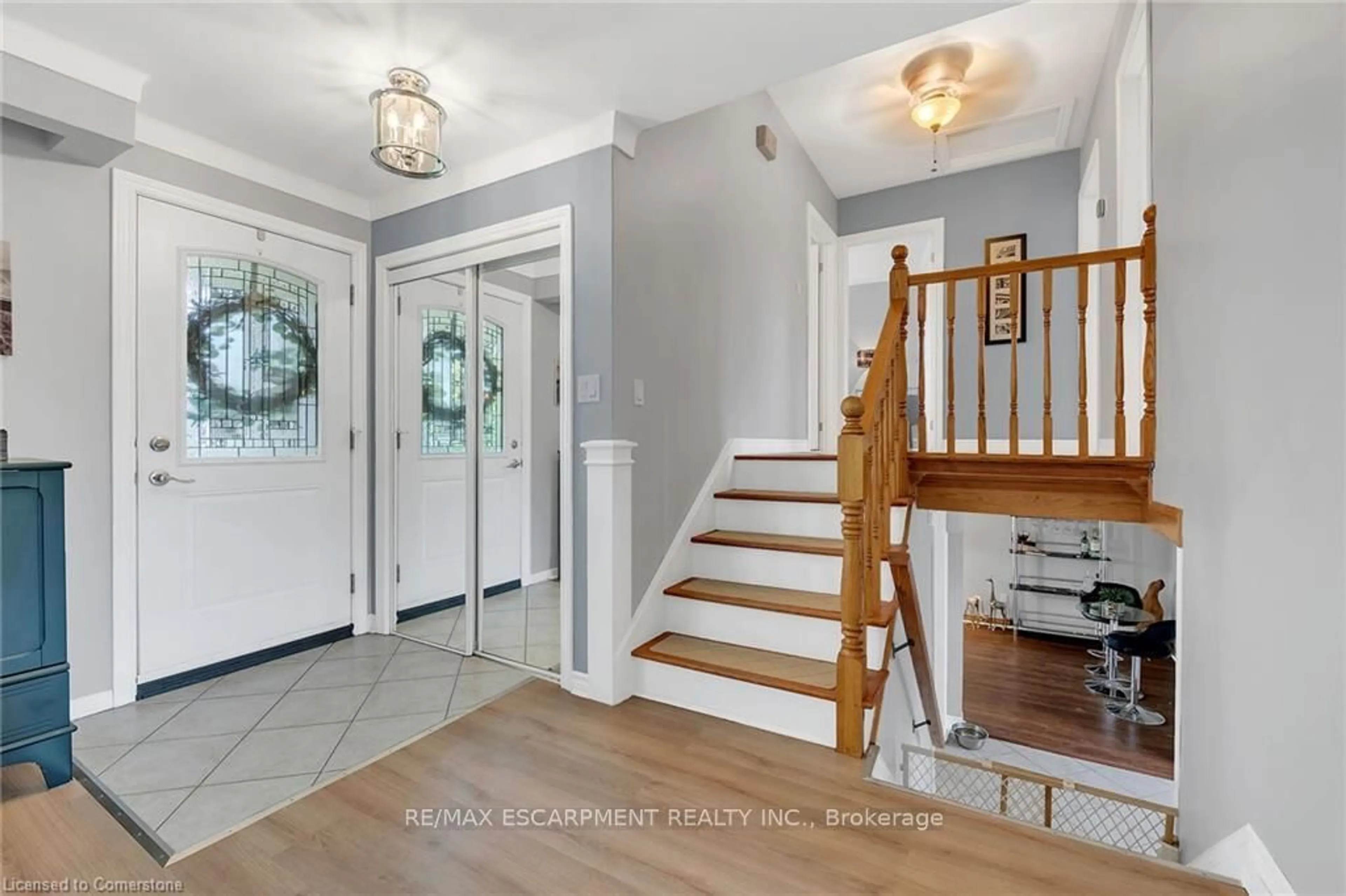 Indoor entryway for 4 Black Friars Rd, St. Catharines Ontario L2N 2M9