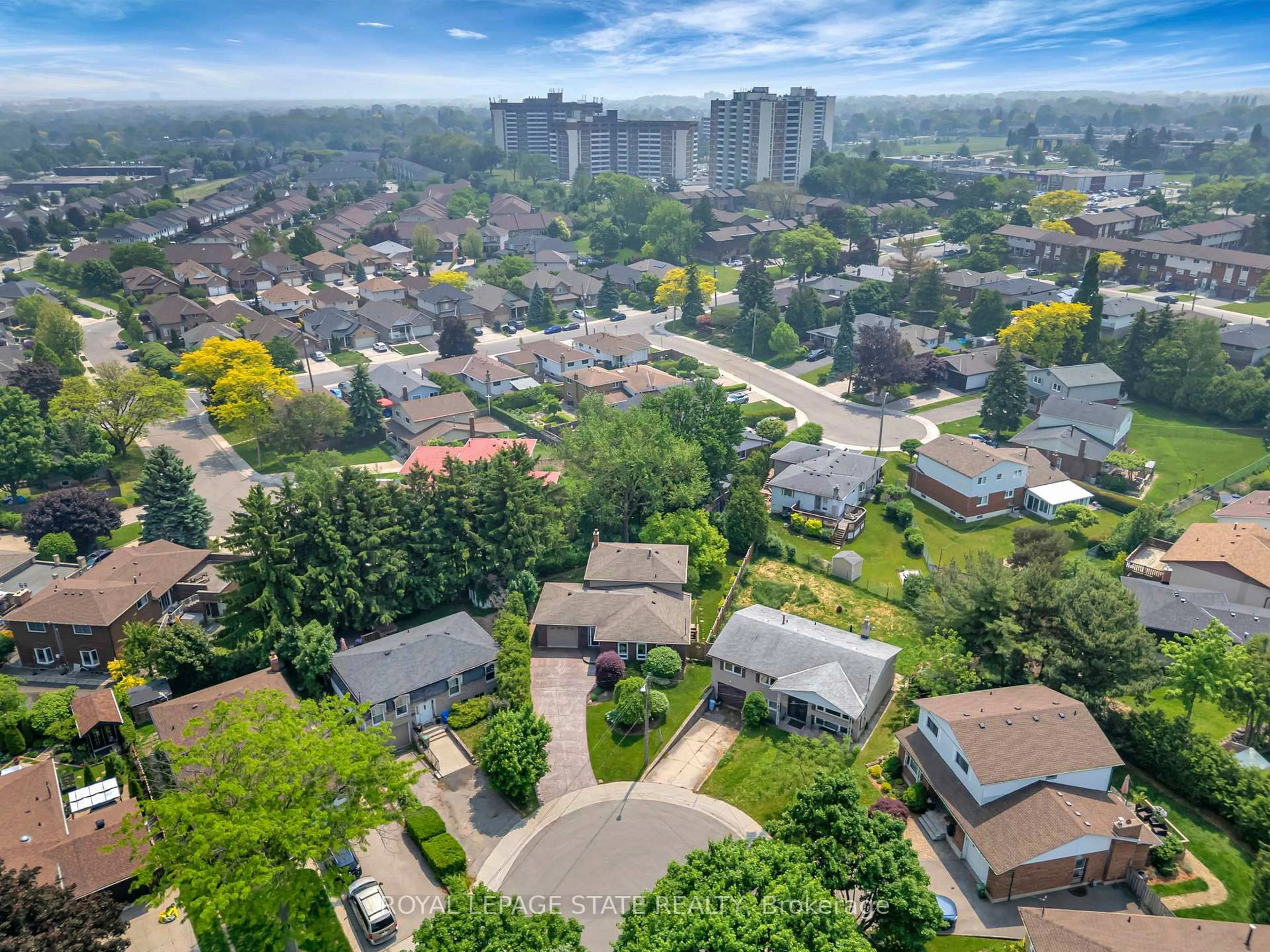 A pic from outside/outdoor area/front of a property/back of a property/a pic from drone, city buildings view from balcony for 31 Rialto Crt, Hamilton Ontario L9C 5T5