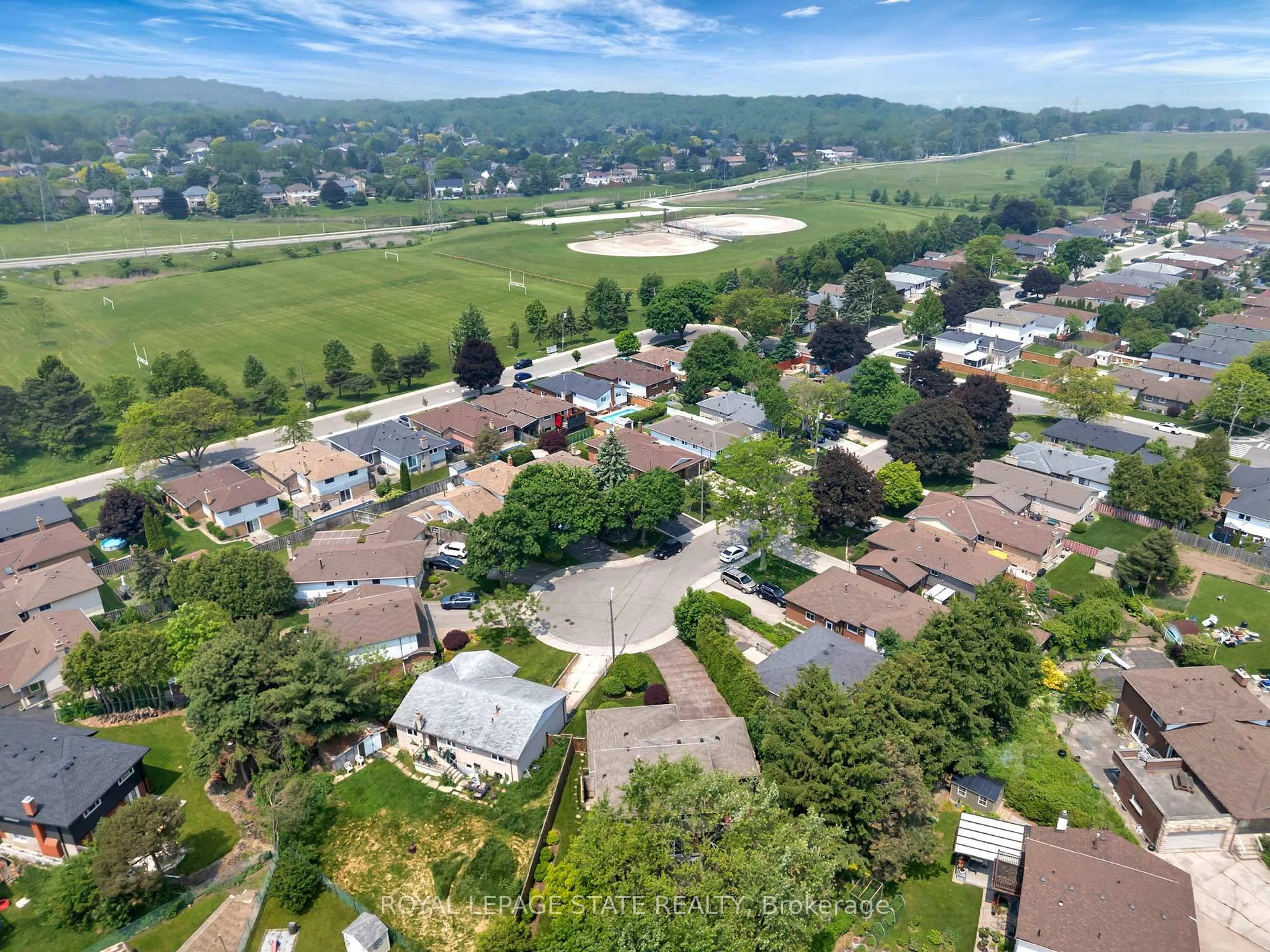 A pic from outside/outdoor area/front of a property/back of a property/a pic from drone, mountain view for 31 Rialto Crt, Hamilton Ontario L9C 5T5