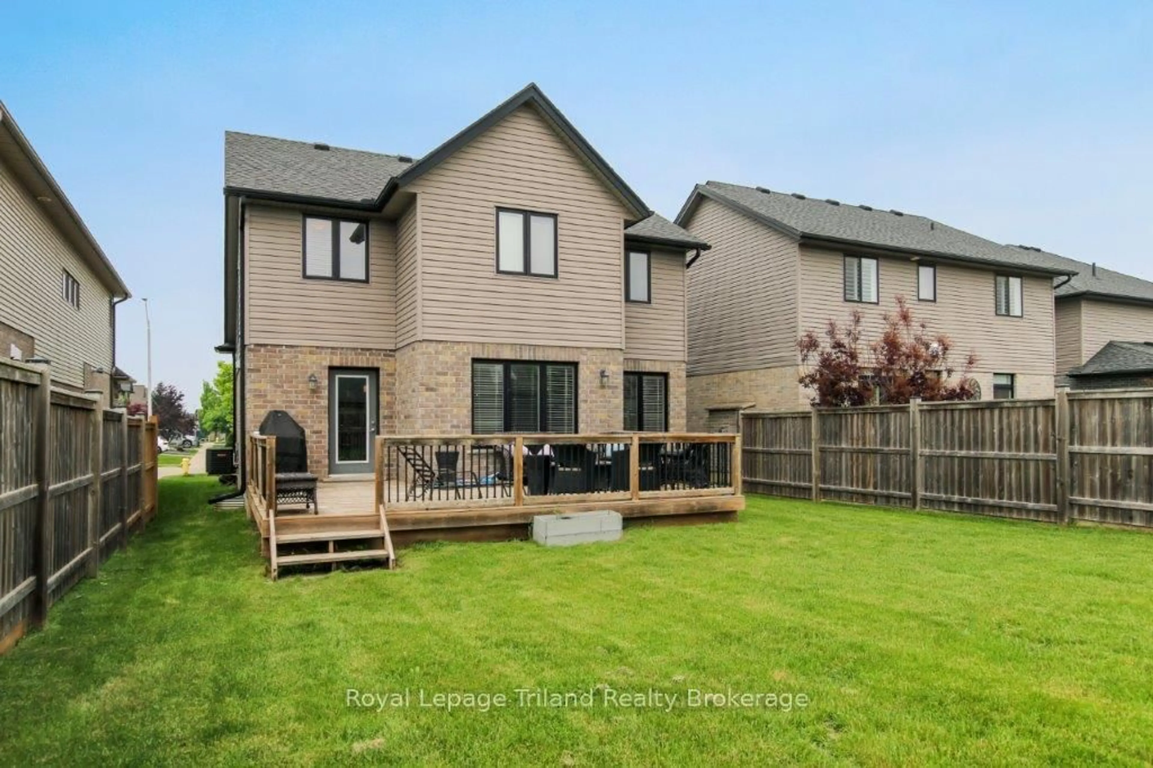 Home with vinyl exterior material, street for 976 Springbank Ave, Woodstock Ontario N4T 0C6