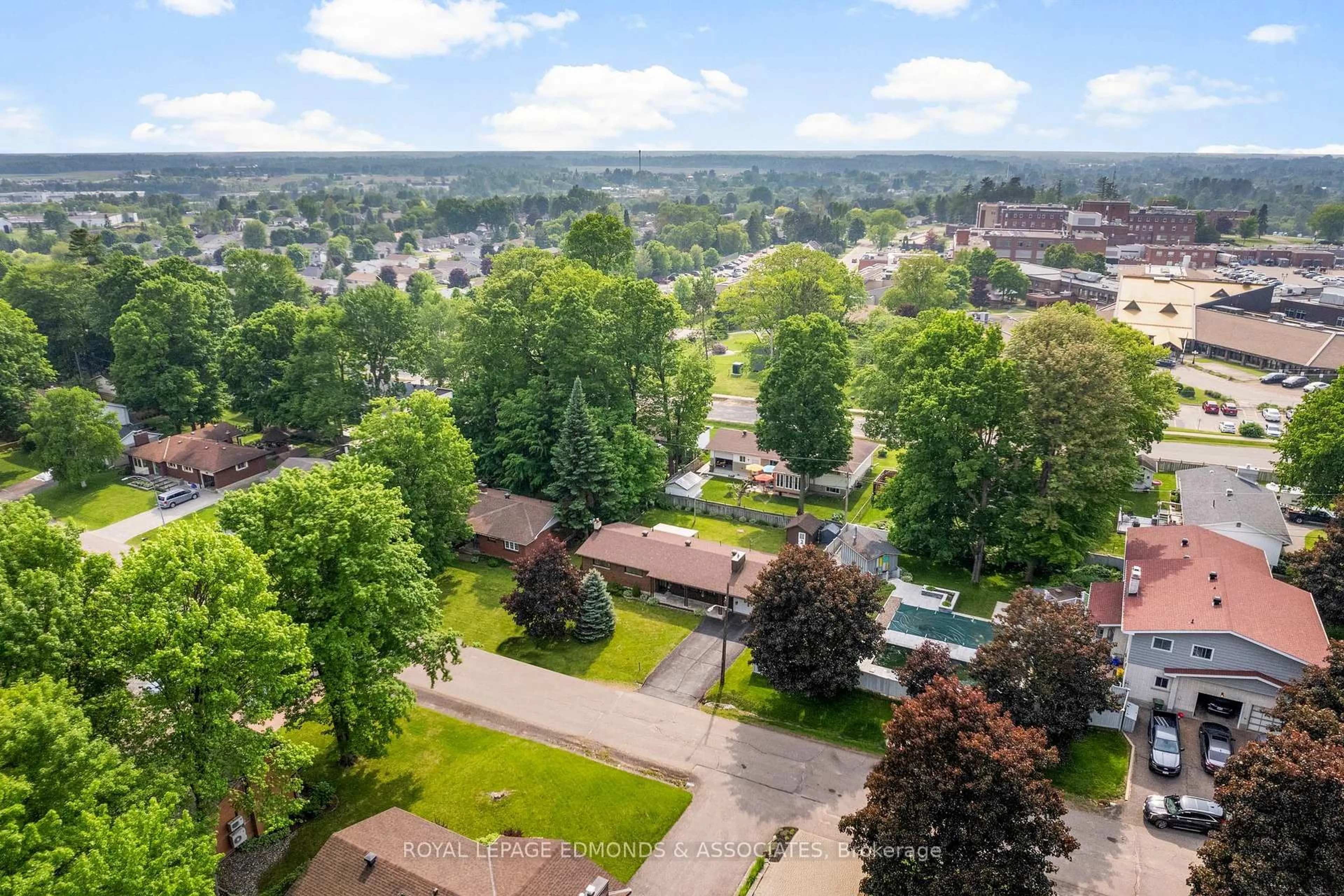A pic from outside/outdoor area/front of a property/back of a property/a pic from drone, unknown for 610 Glenwood Dr, Pembroke Ontario K8A 1T8