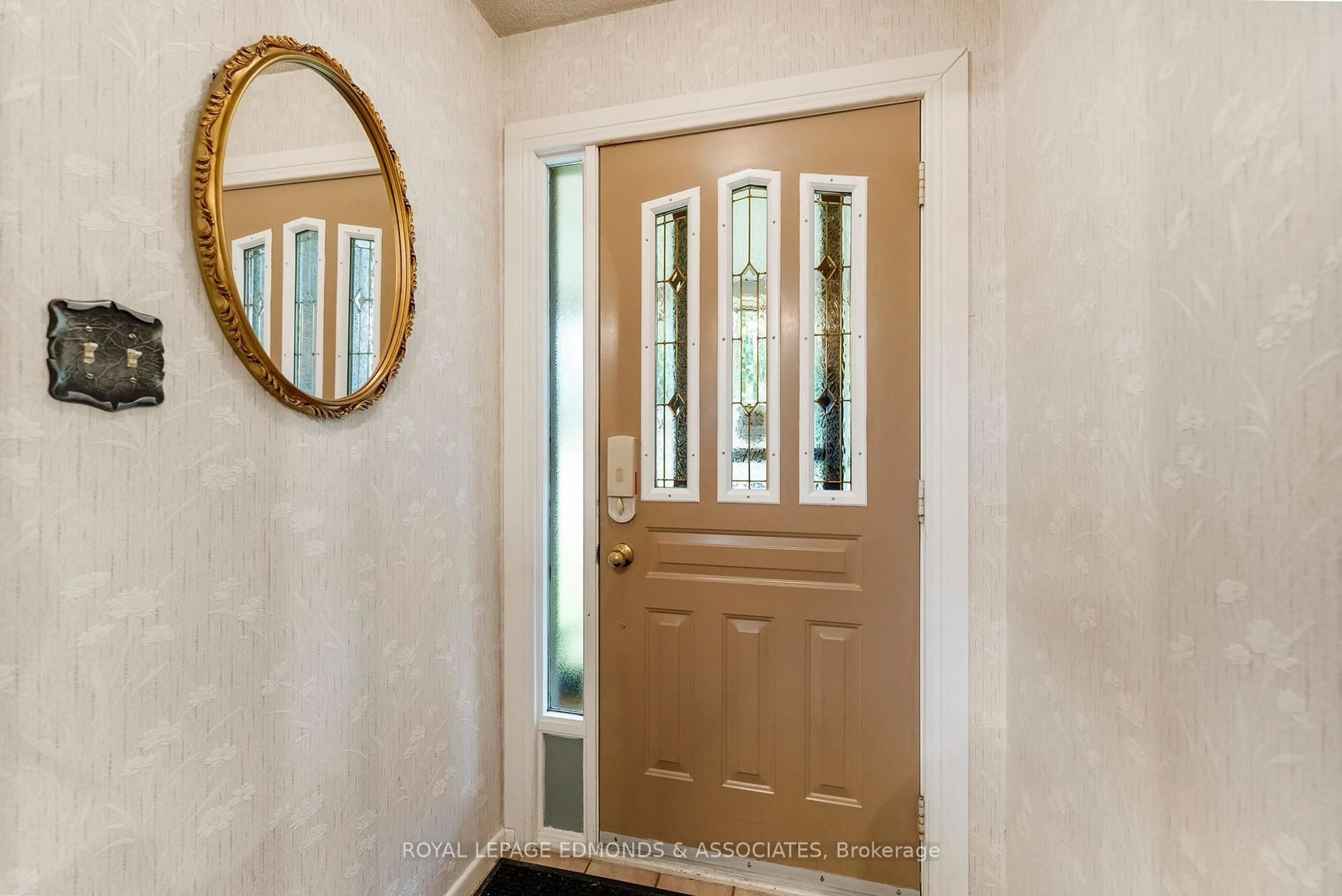Indoor entryway for 610 Glenwood Dr, Pembroke Ontario K8A 1T8