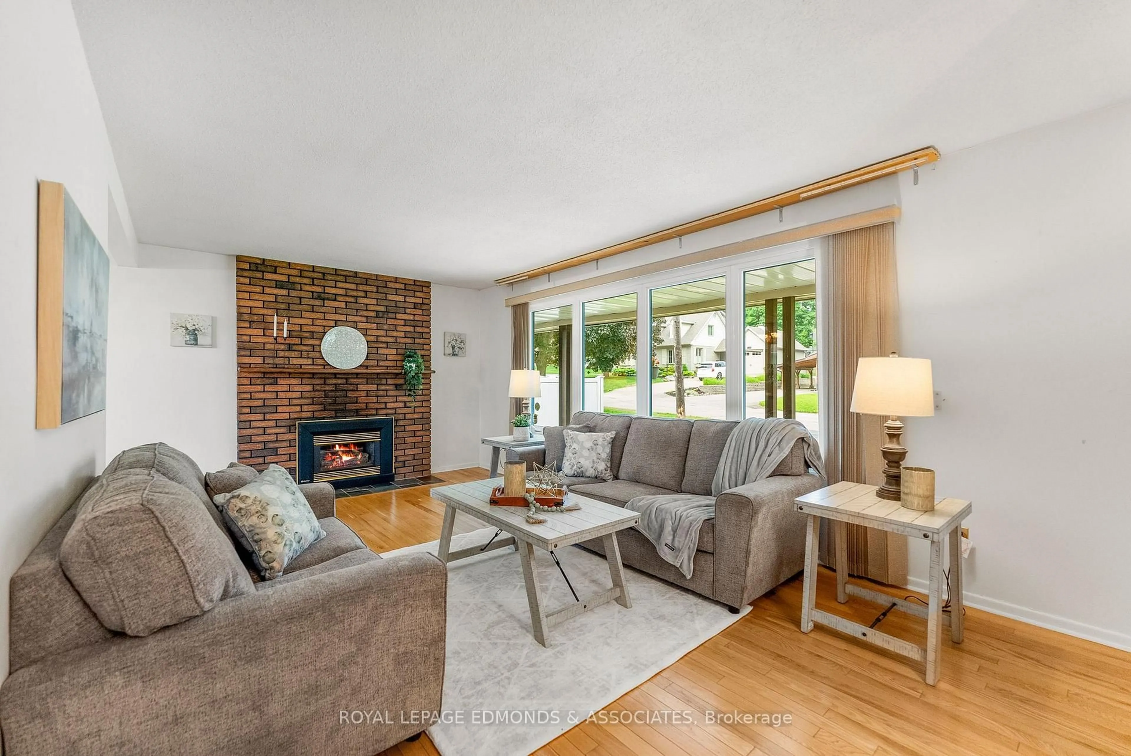 Living room with furniture, wood/laminate floor for 610 Glenwood Dr, Pembroke Ontario K8A 1T8