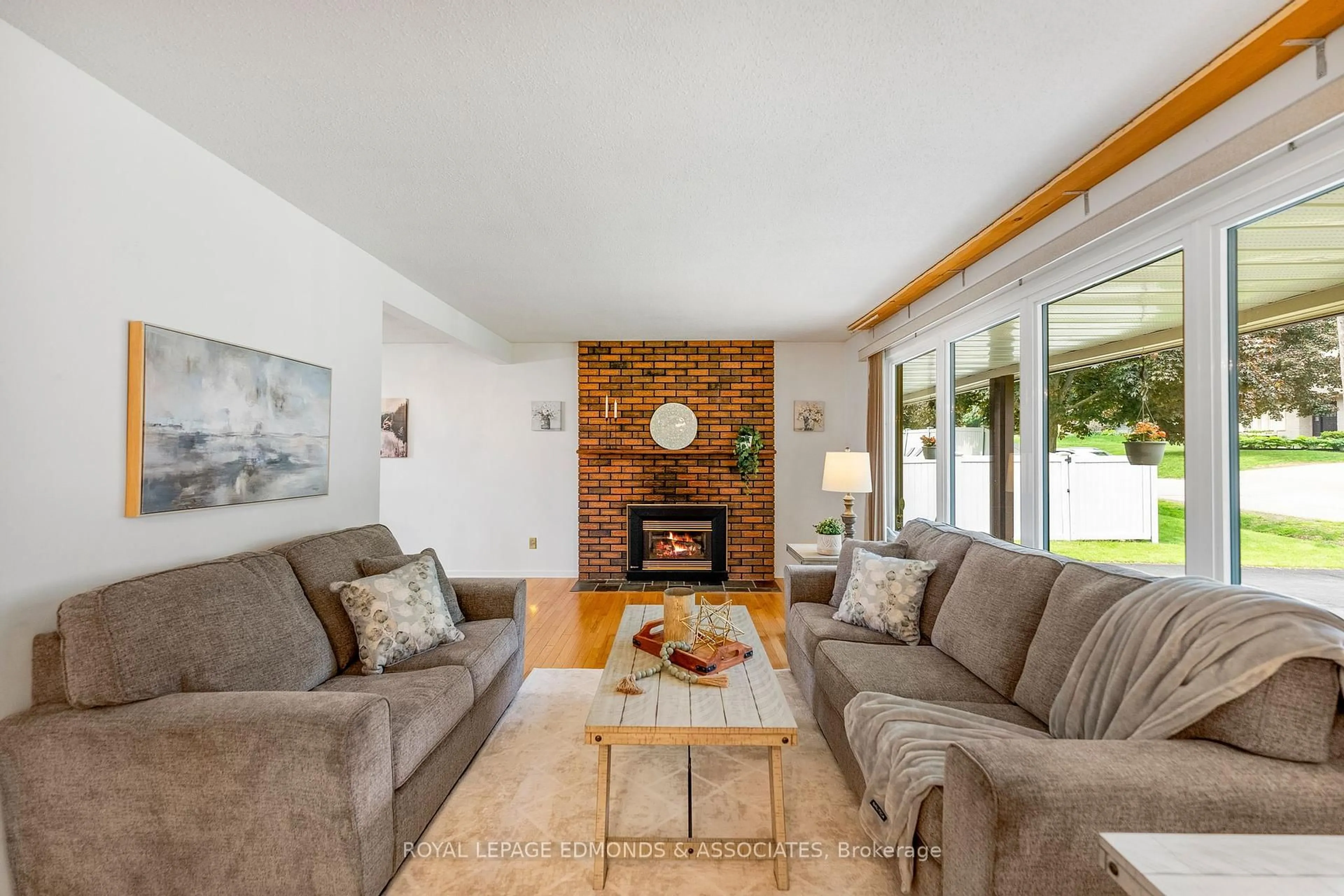 Living room with furniture, unknown for 610 Glenwood Dr, Pembroke Ontario K8A 1T8