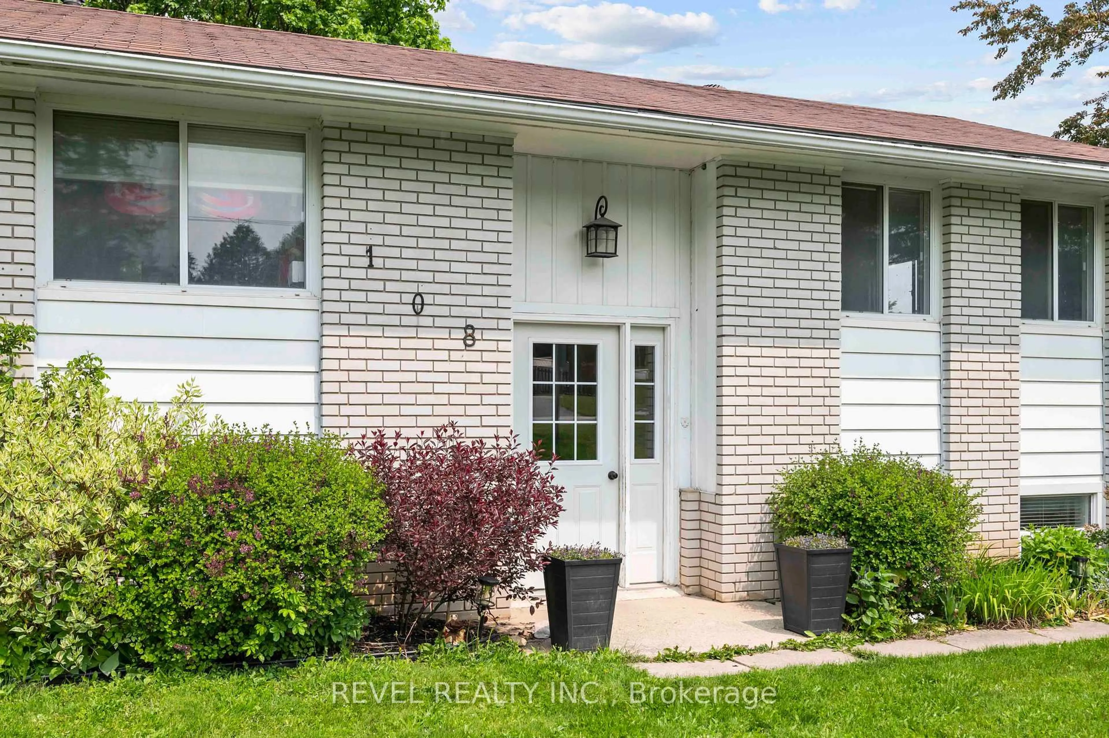 Home with vinyl exterior material, street for 108 Jane St, Shelburne Ontario L9V 2W8