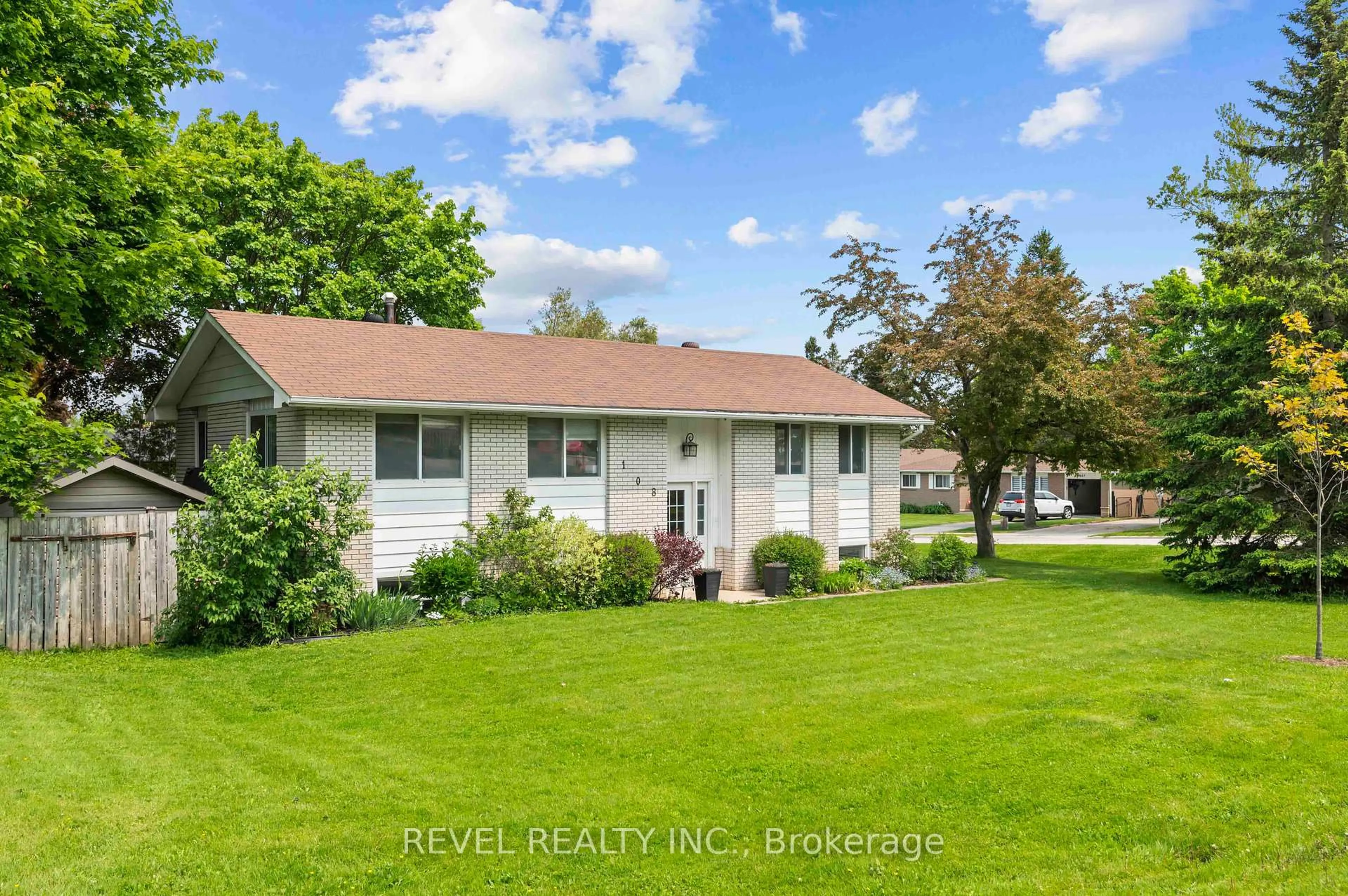 A pic from outside/outdoor area/front of a property/back of a property/a pic from drone, street for 108 Jane St, Shelburne Ontario L9V 2W8