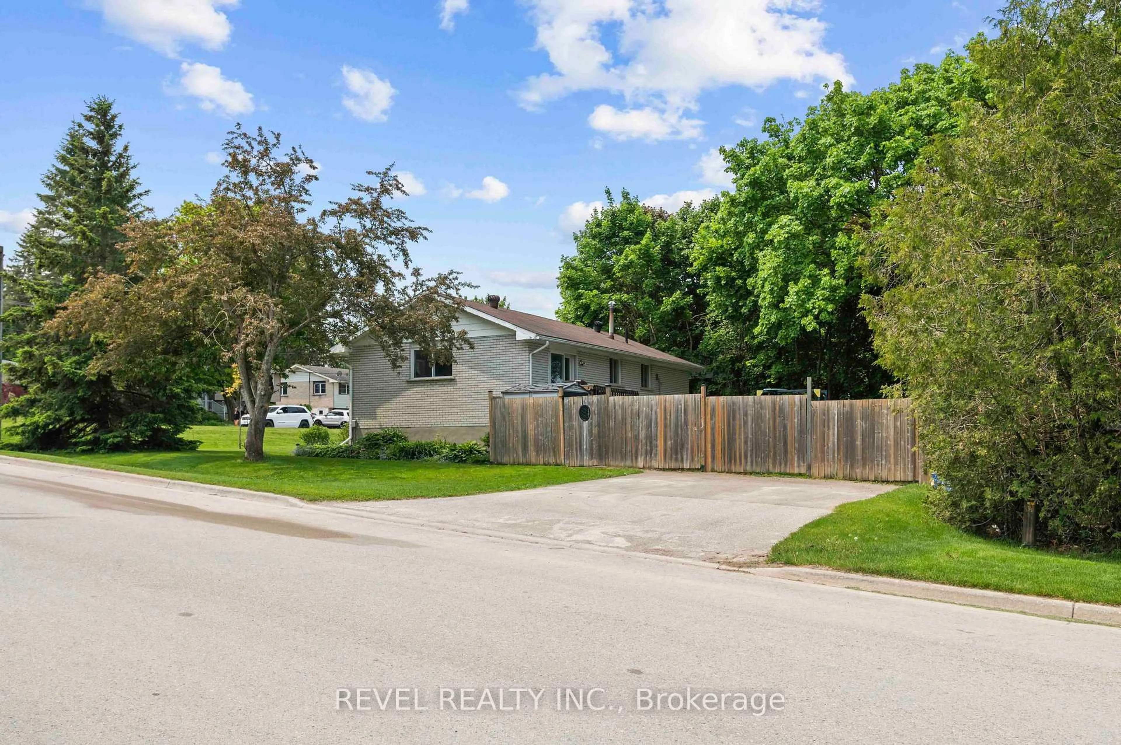 A pic from outside/outdoor area/front of a property/back of a property/a pic from drone, street for 108 Jane St, Shelburne Ontario L9V 2W8