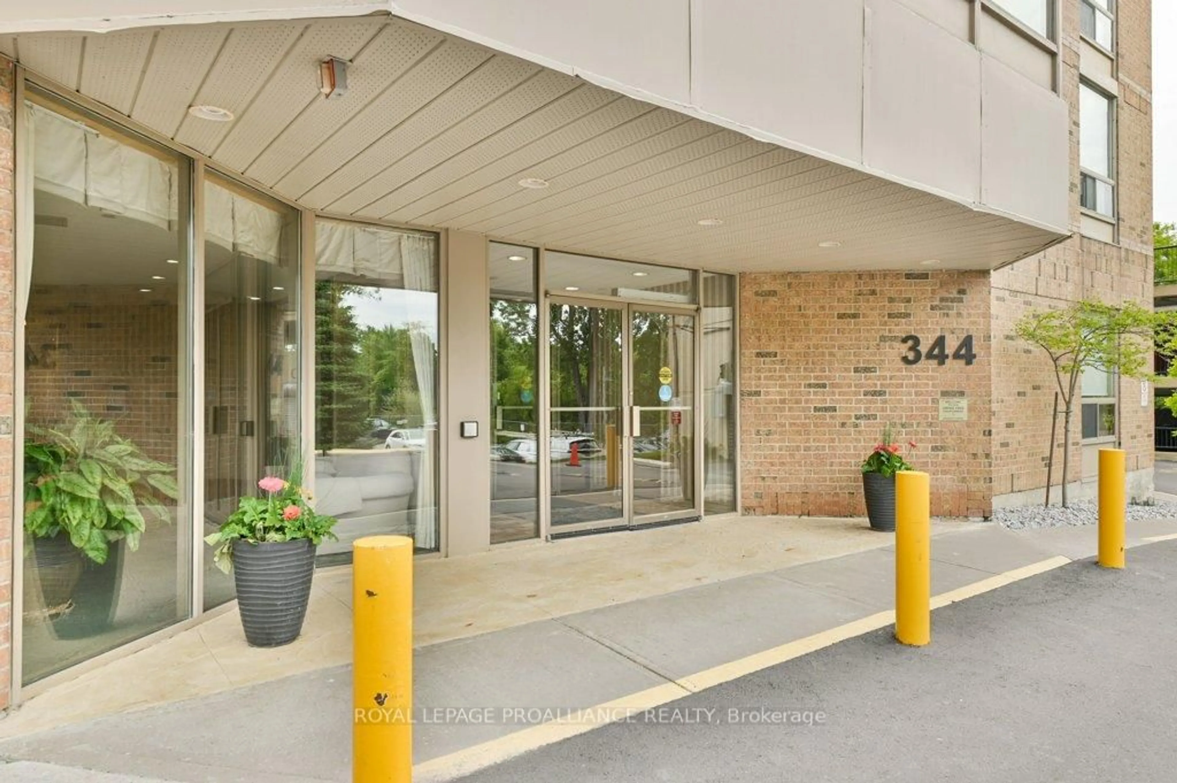Indoor foyer for 344 Front St #906, Belleville Ontario K8N 5M4