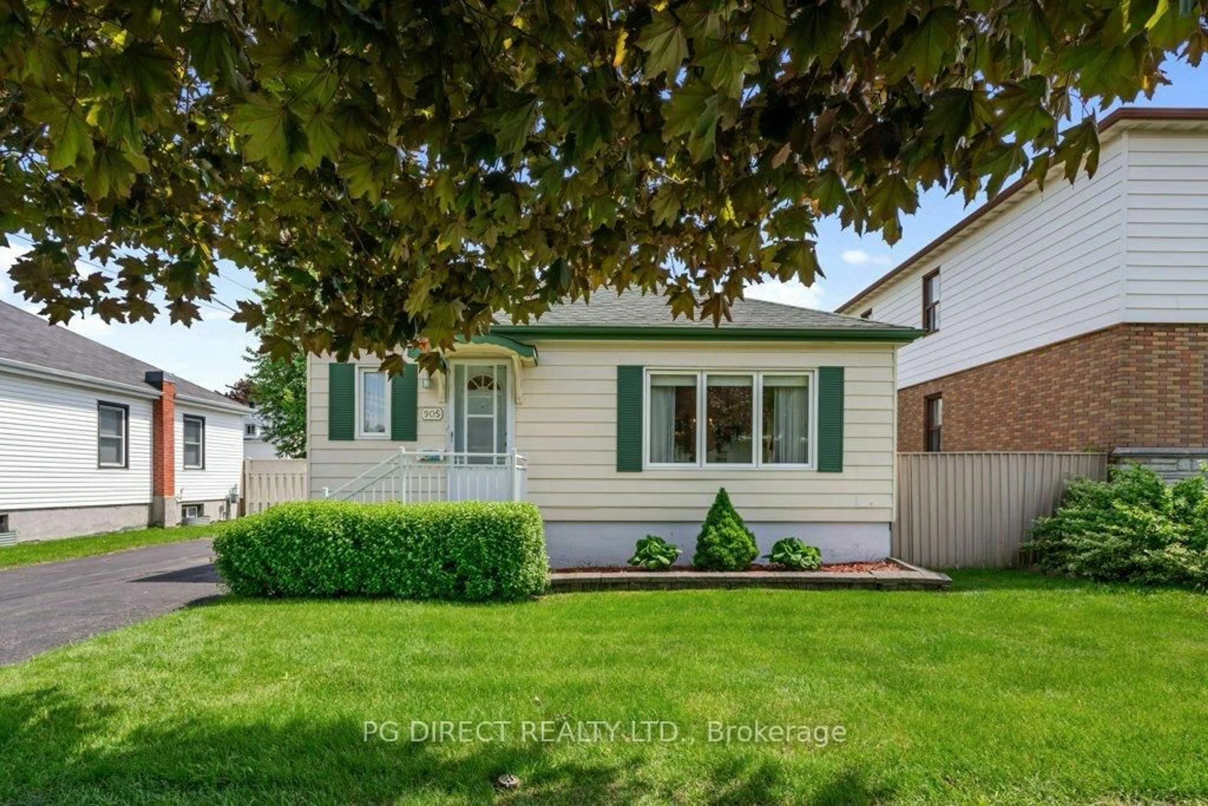 Home with vinyl exterior material, street for 905 Third St, Cornwall Ontario K6H 2E8