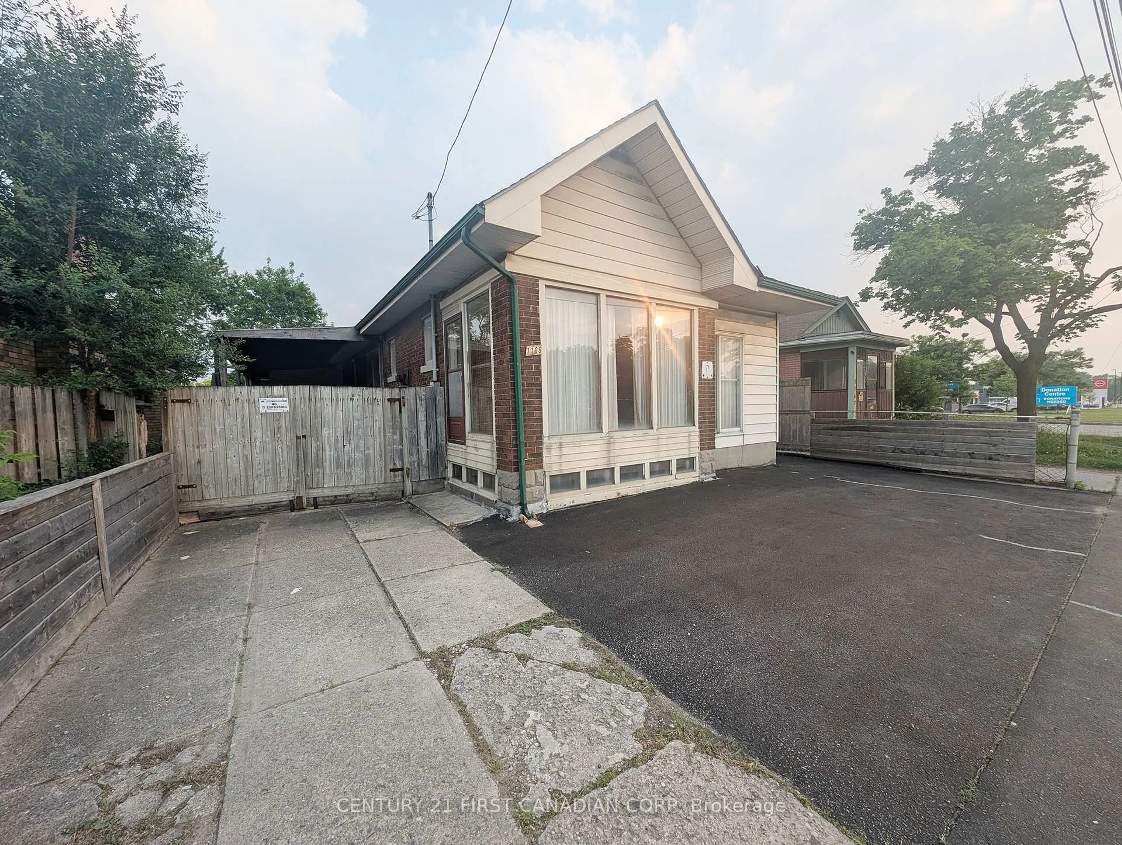 A pic from outside/outdoor area/front of a property/back of a property/a pic from drone, street for 1169 Oxford St, London East Ontario N5Y 3L7