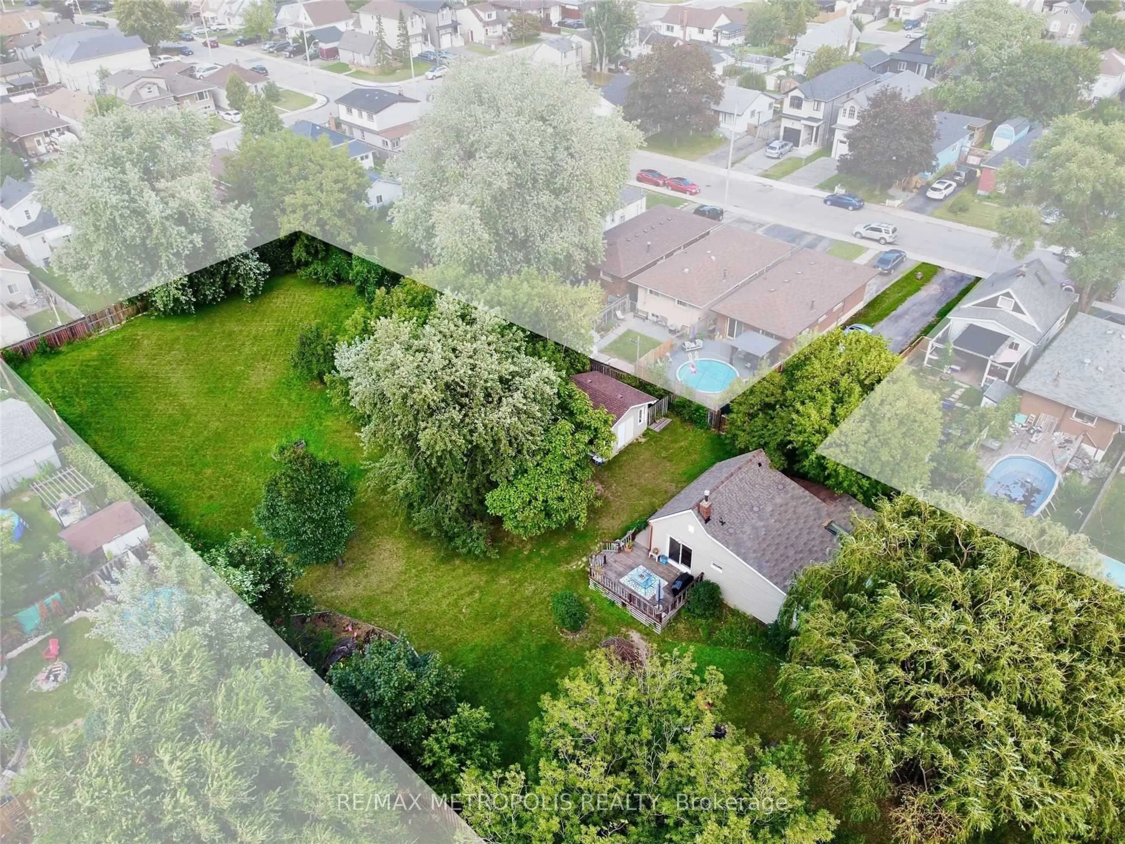 A pic from outside/outdoor area/front of a property/back of a property/a pic from drone, street for 719 KNOX Ave, Hamilton Ontario L8H 6K7