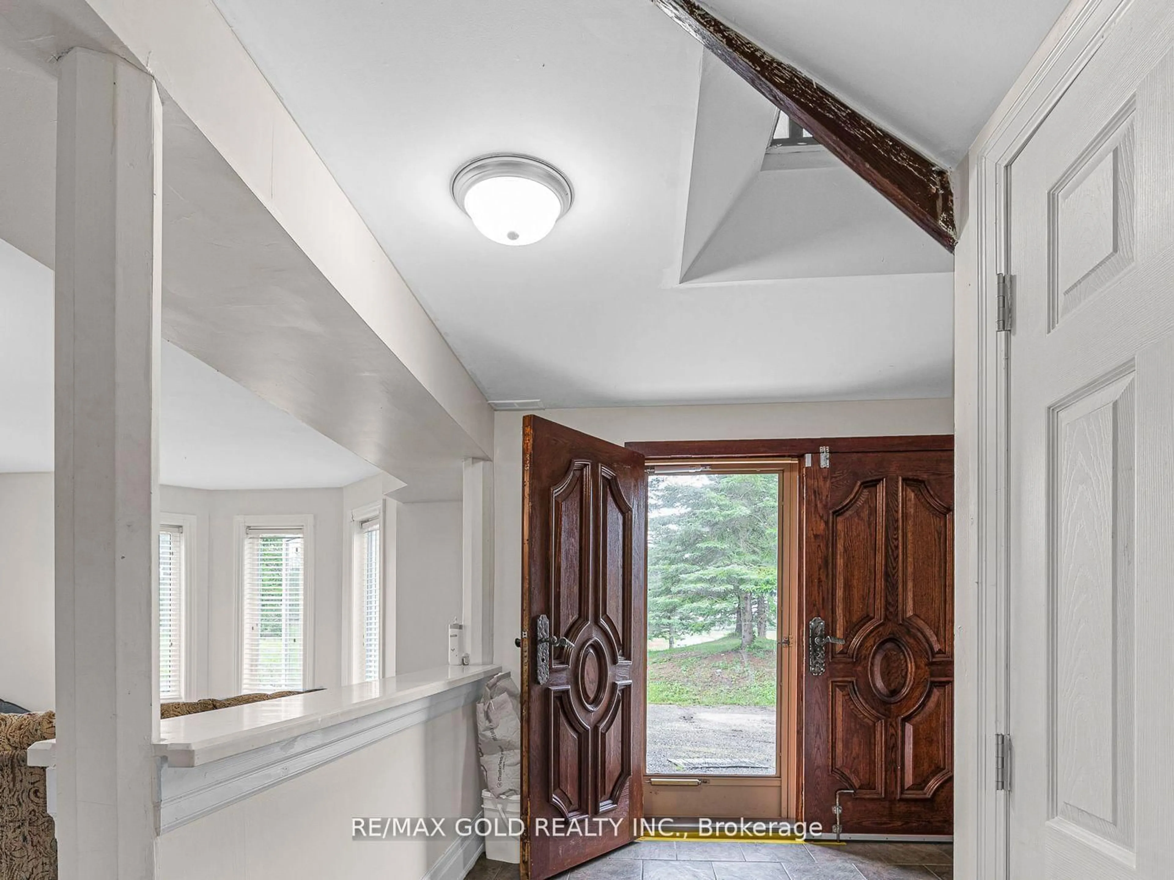 Indoor entryway for 634159 HIGHWAY 10, Mono Ontario L9W 5P4