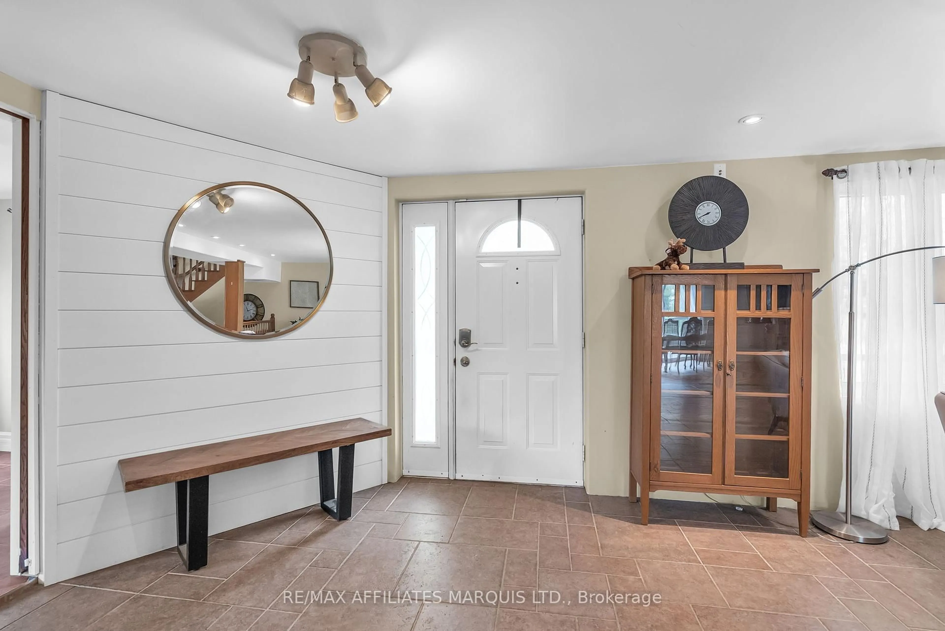 Indoor entryway for 20292 County 25 Rd, South Glengarry Ontario K0C 1L0