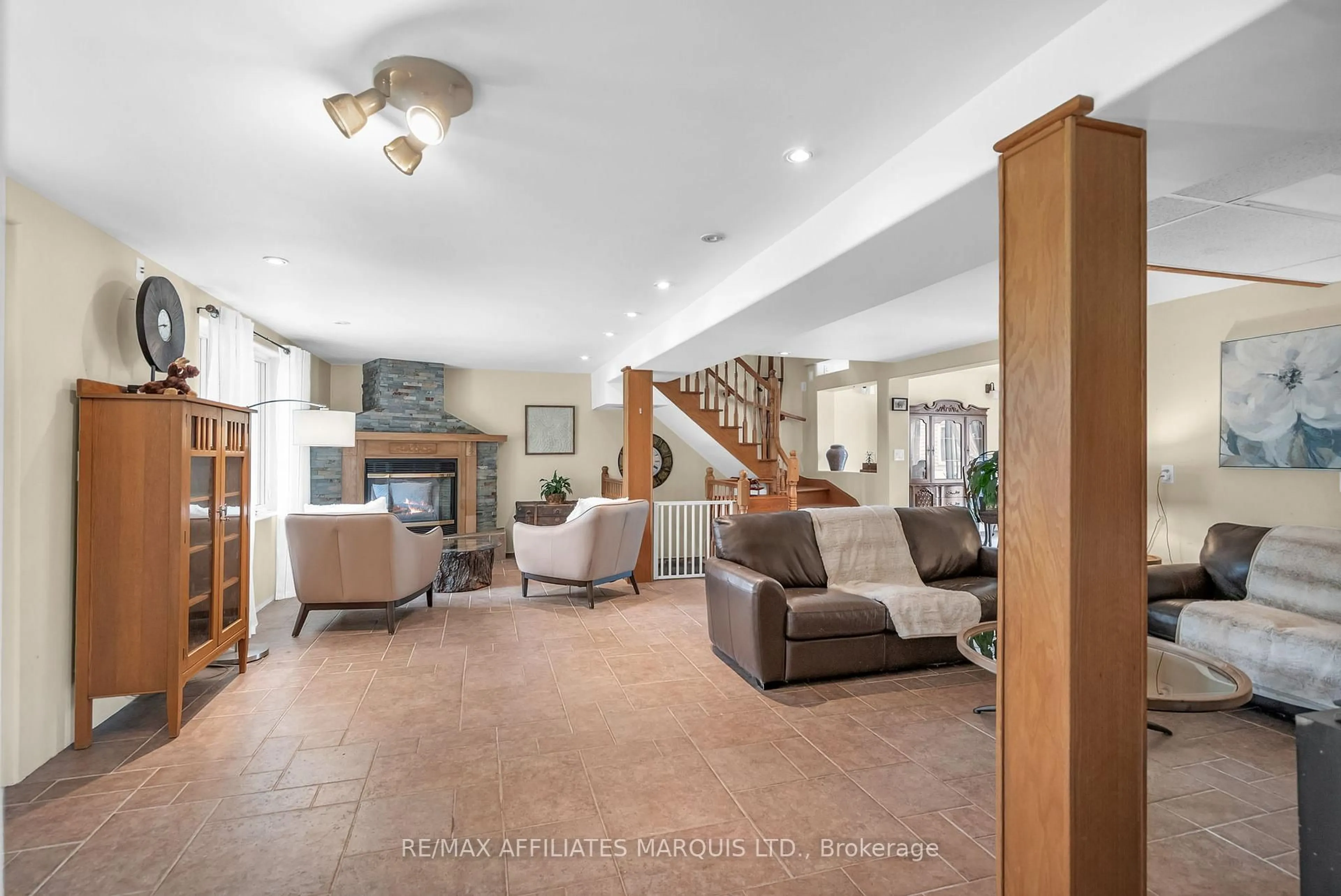 Indoor foyer for 20292 County 25 Rd, South Glengarry Ontario K0C 1L0