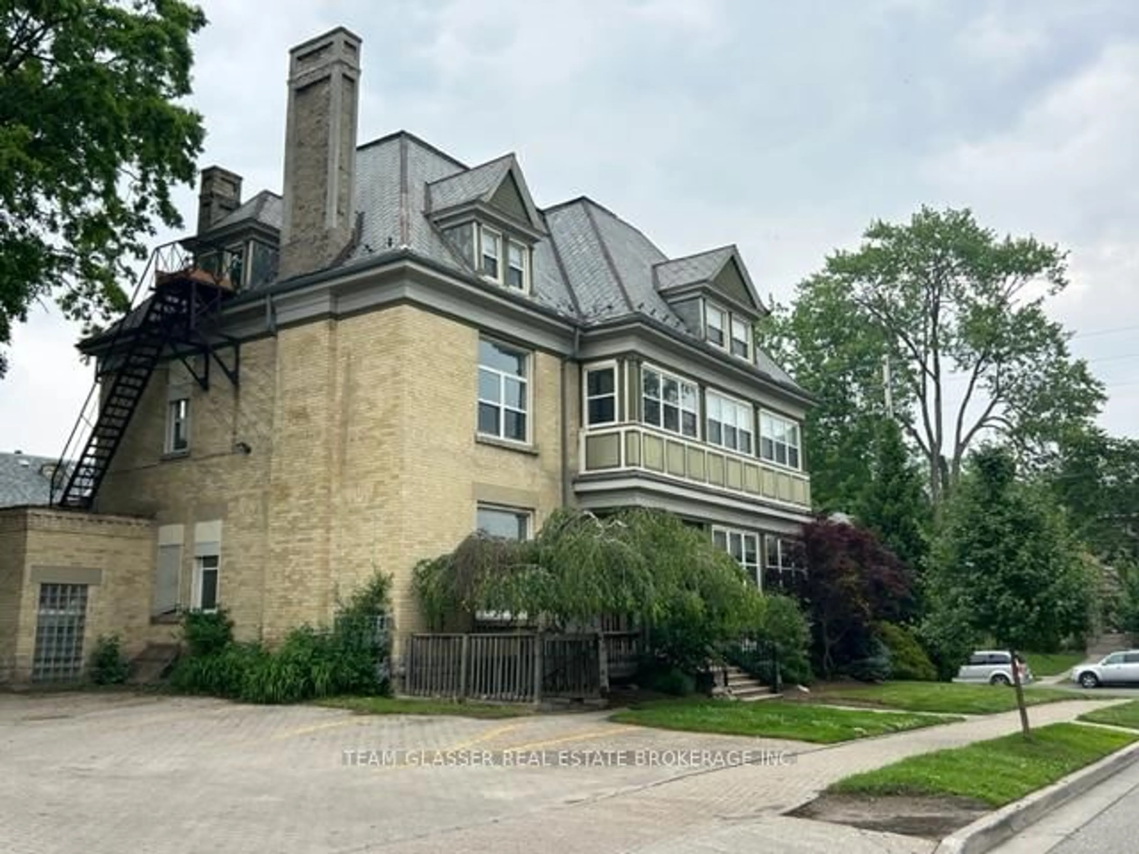 A pic from outside/outdoor area/front of a property/back of a property/a pic from drone, building for 324 WOLFE St, London East Ontario N6B 2C5