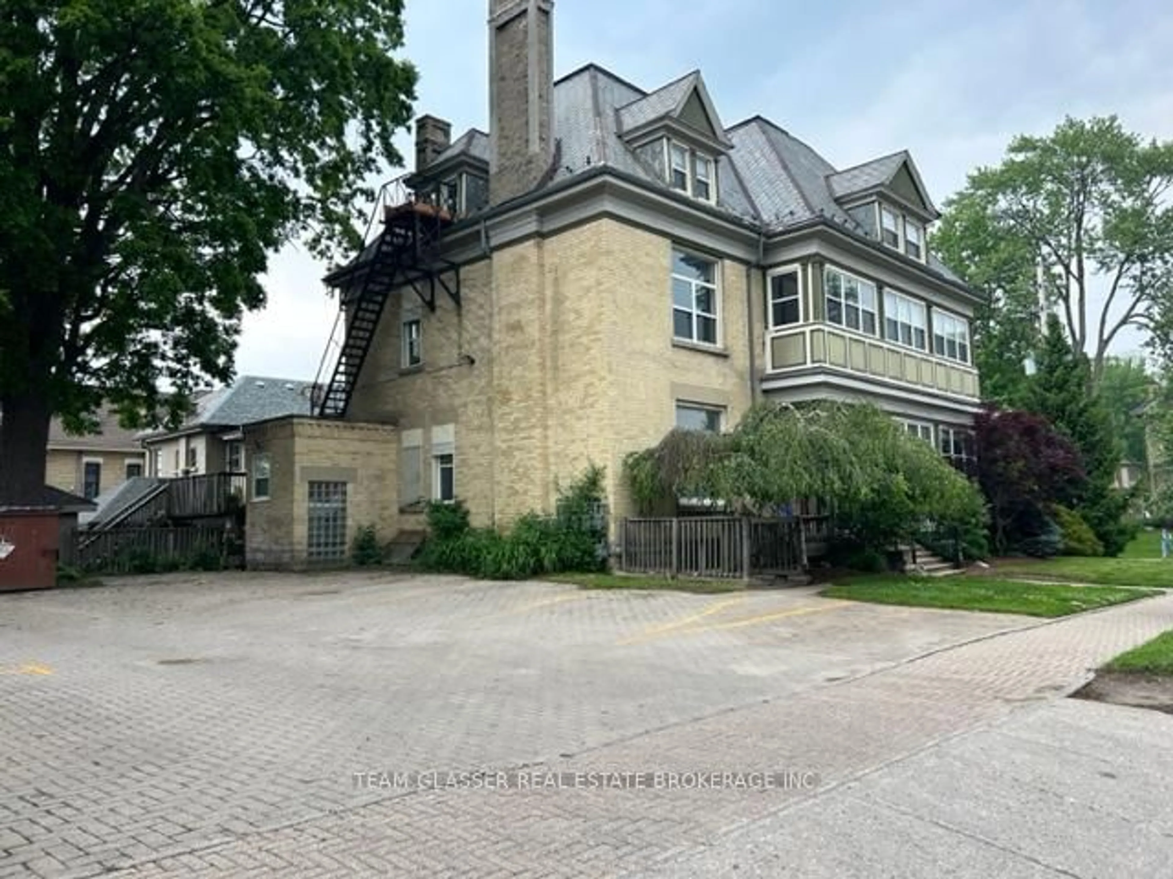 A pic from outside/outdoor area/front of a property/back of a property/a pic from drone, street for 324 WOLFE St, London East Ontario N6B 2C5