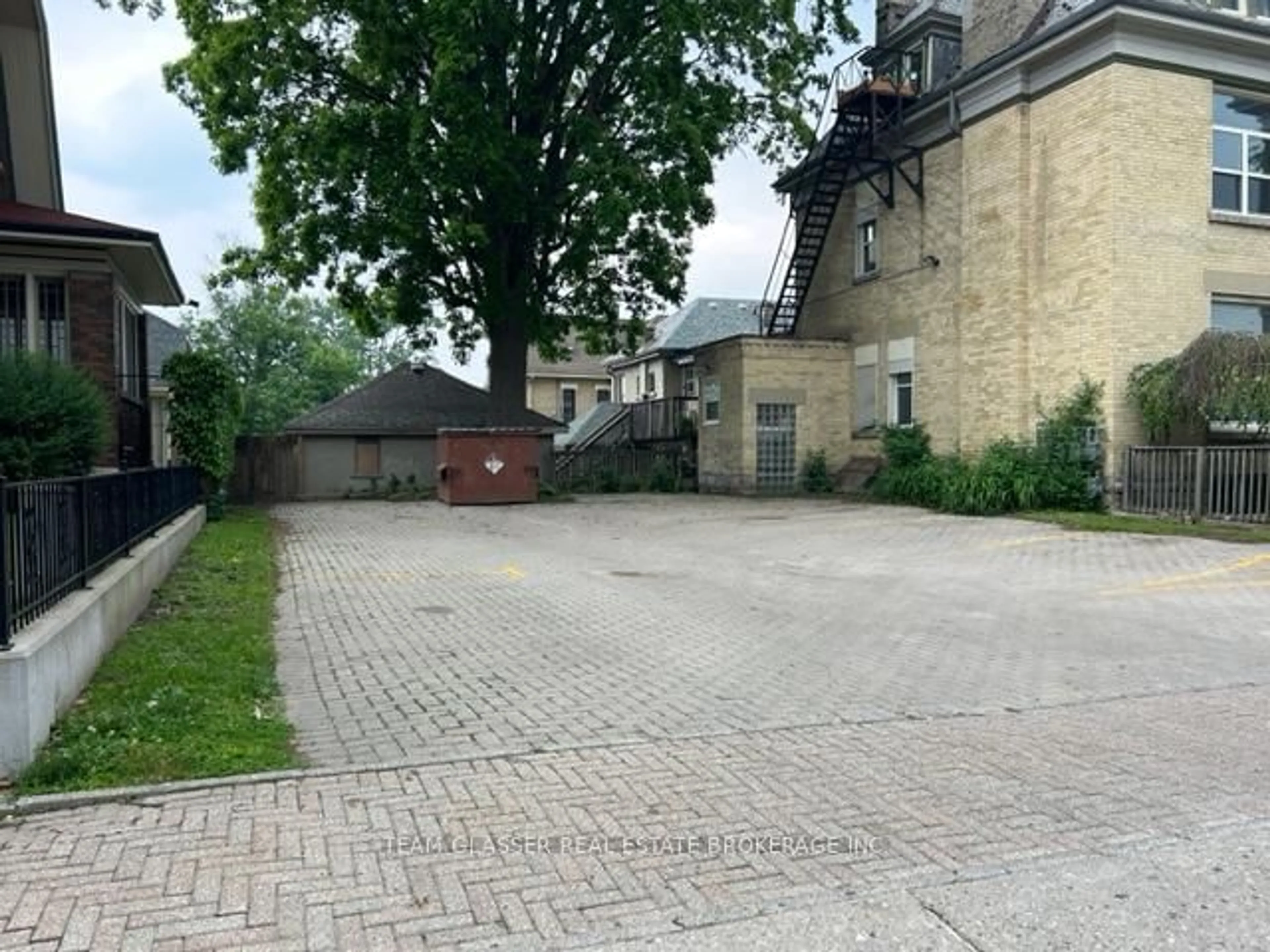 A pic from outside/outdoor area/front of a property/back of a property/a pic from drone, street for 324 WOLFE St, London East Ontario N6B 2C5