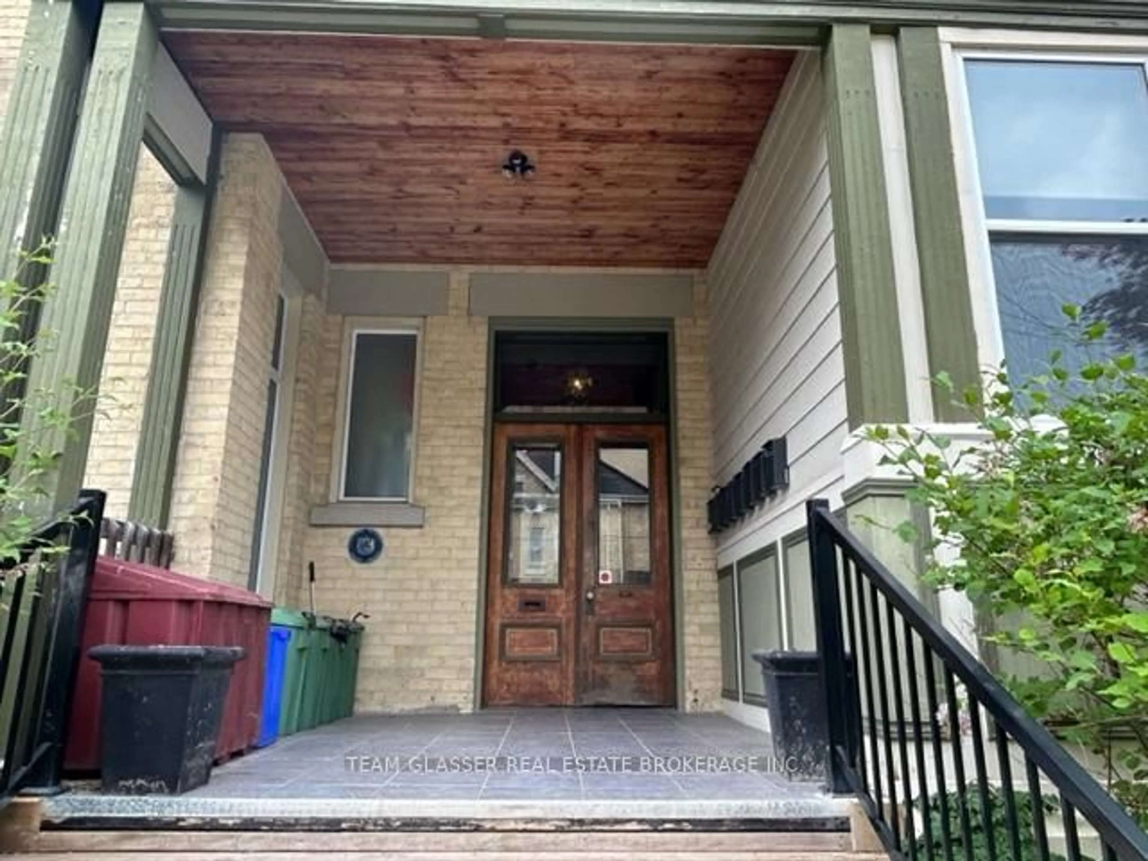 Indoor entryway for 324 WOLFE St, London East Ontario N6B 2C5