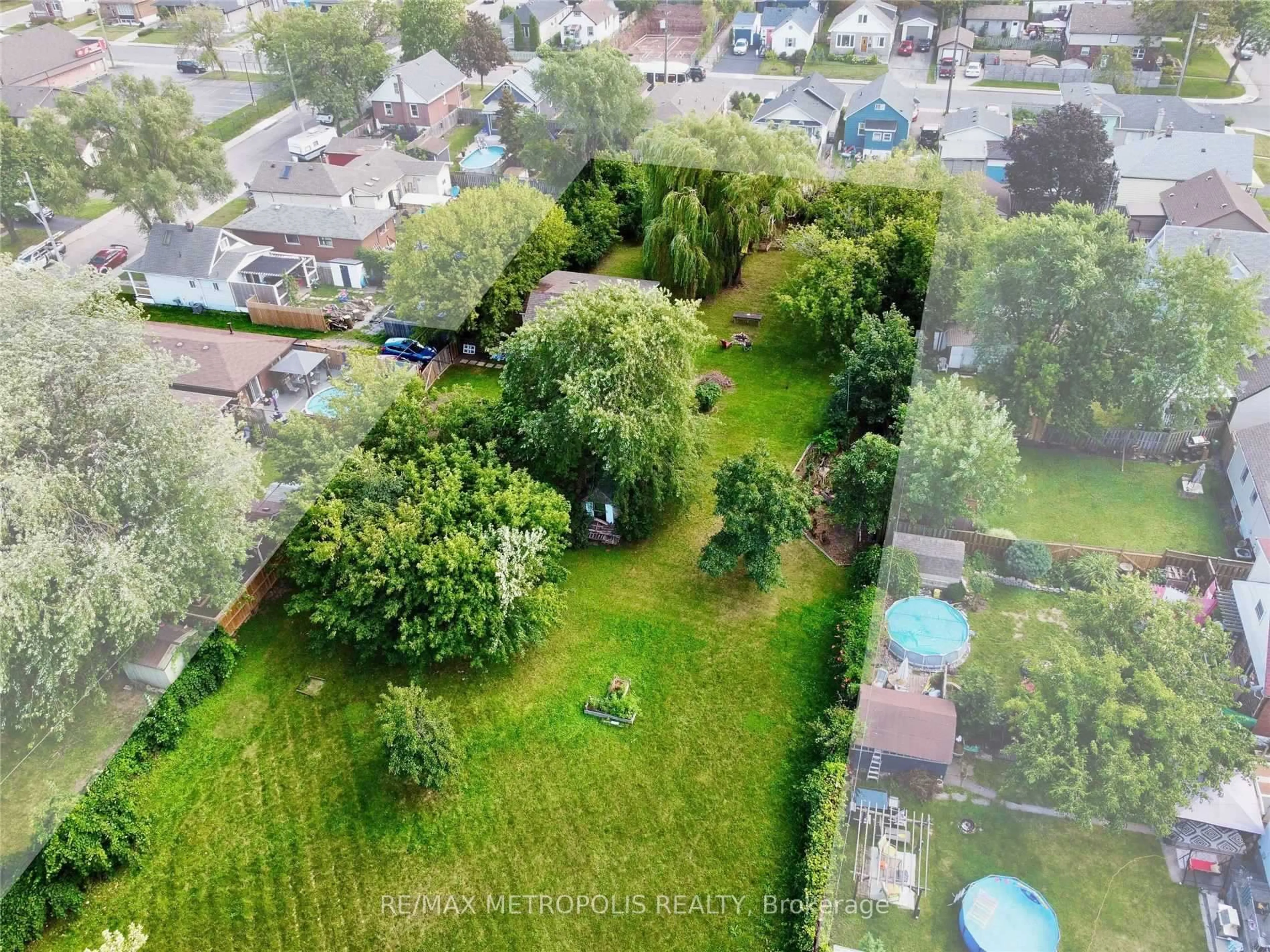A pic from outside/outdoor area/front of a property/back of a property/a pic from drone, unknown for 719 Knox Ave, Hamilton Ontario L8H 6K7