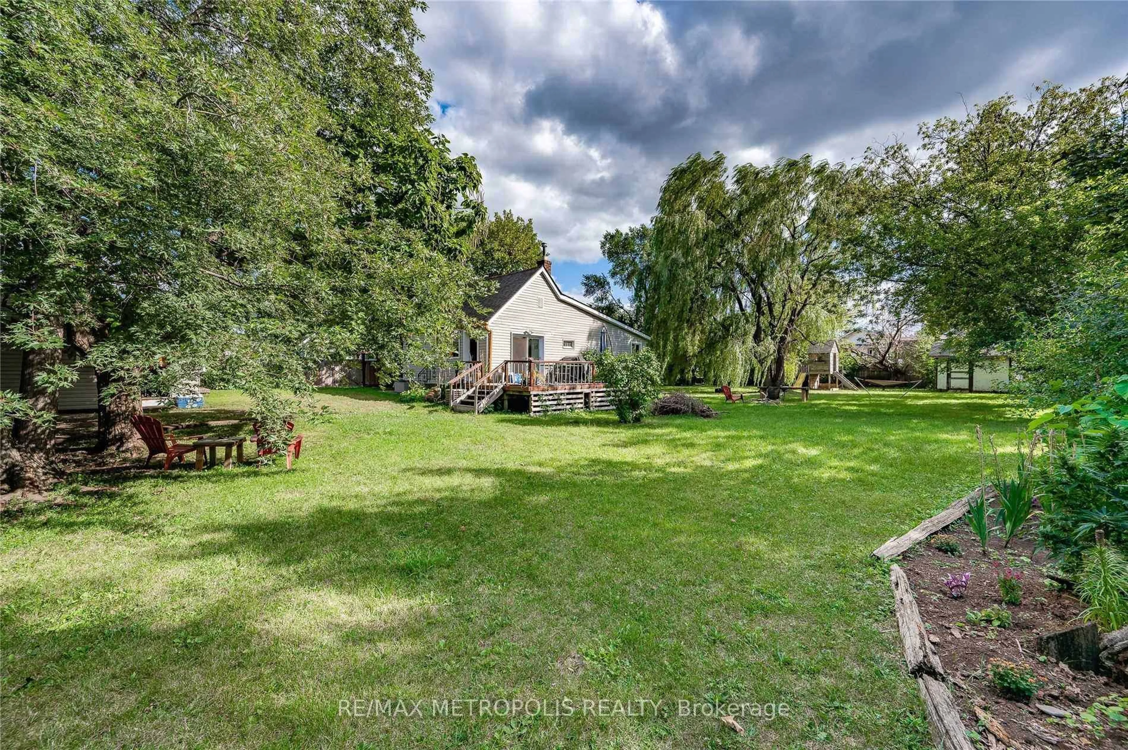 A pic from outside/outdoor area/front of a property/back of a property/a pic from drone, unknown for 719 Knox Ave, Hamilton Ontario L8H 6K7