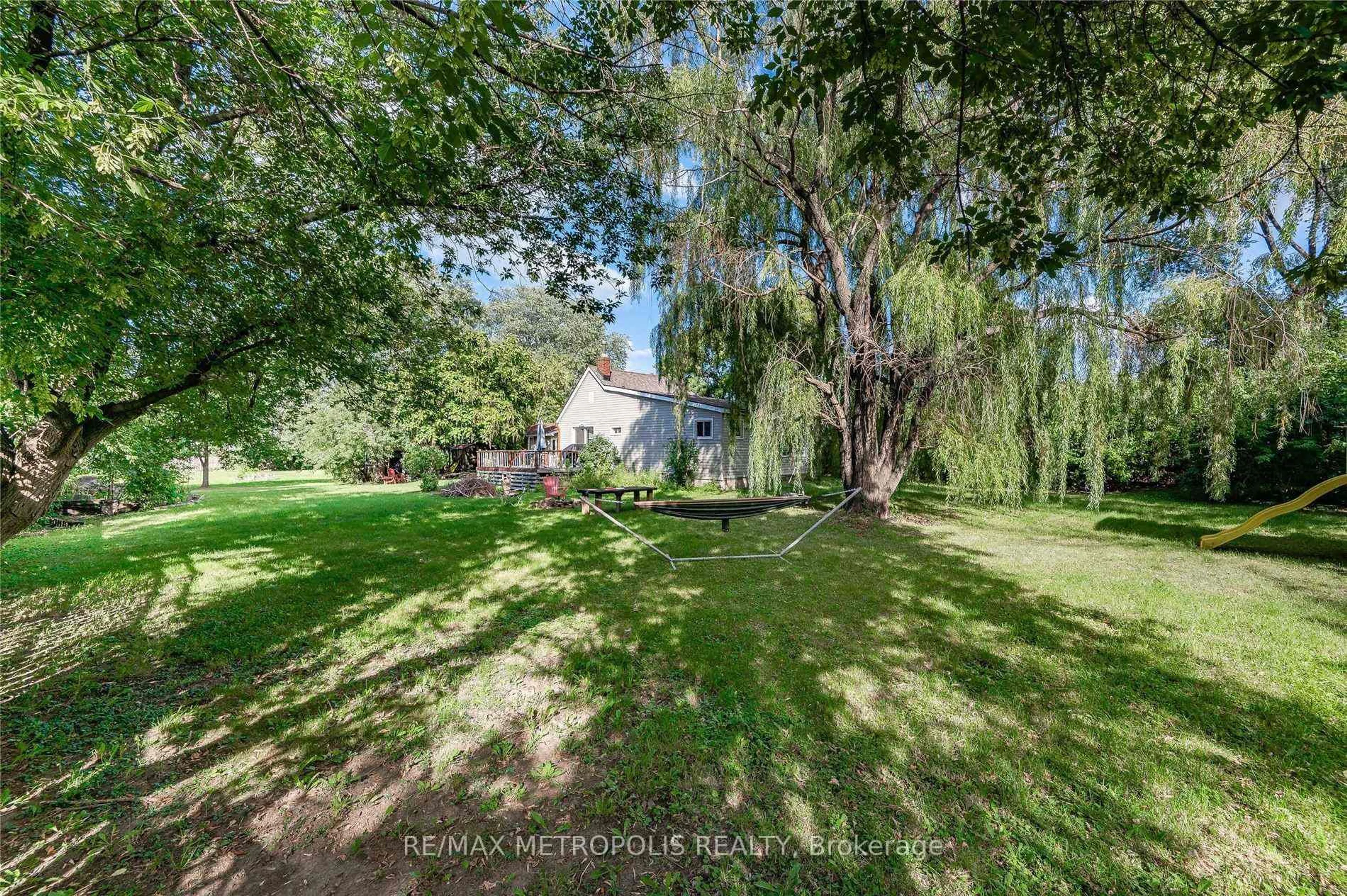 A pic from outside/outdoor area/front of a property/back of a property/a pic from drone, unknown for 719 Knox Ave, Hamilton Ontario L8H 6K7