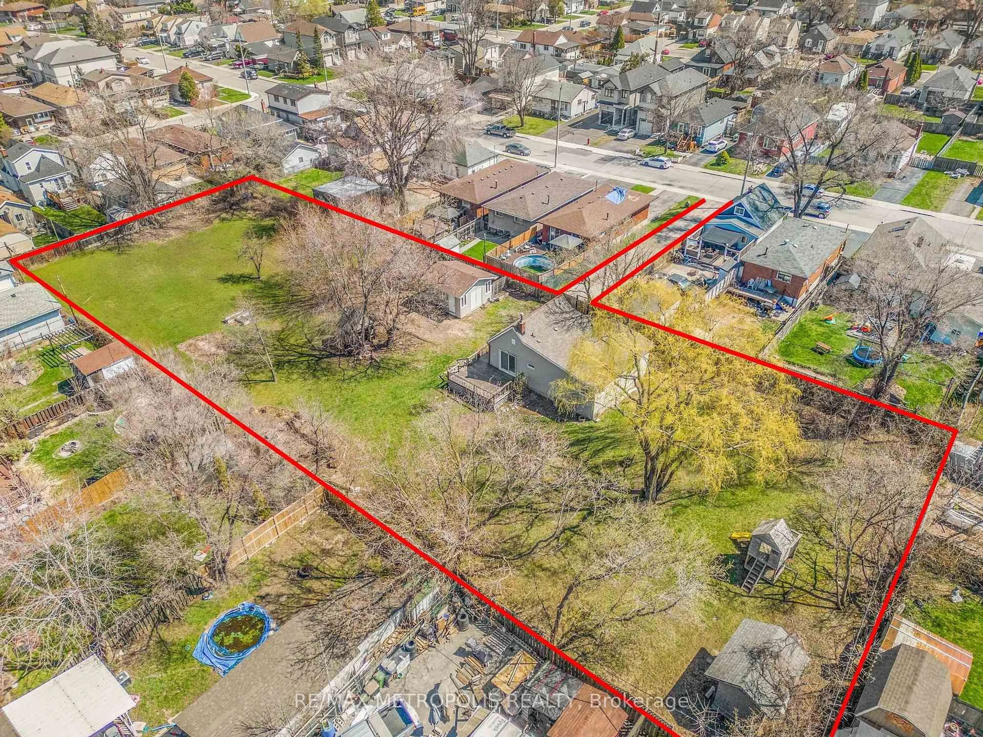 A pic from outside/outdoor area/front of a property/back of a property/a pic from drone, street for 719 Knox Ave, Hamilton Ontario L8H 6K7