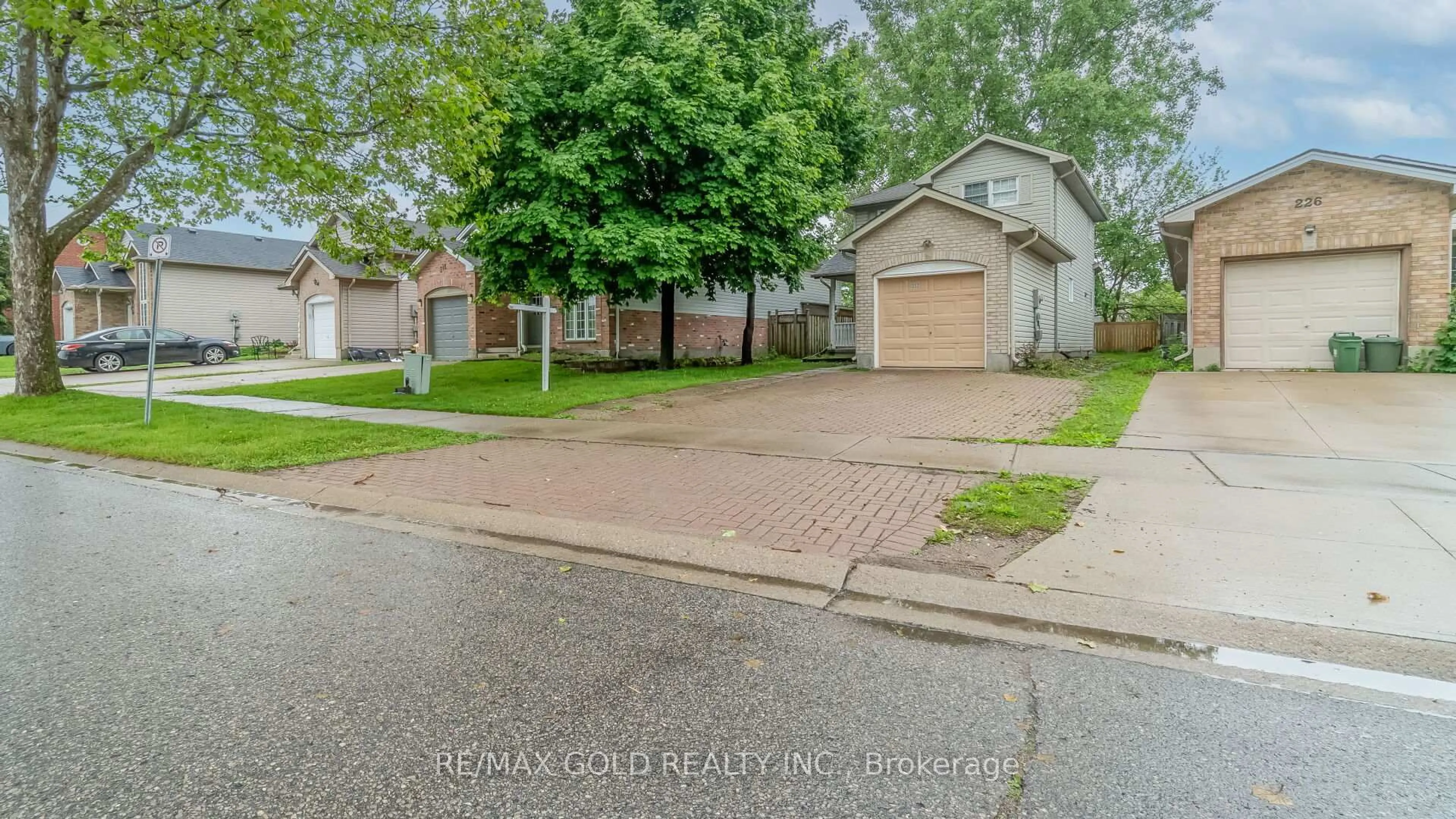 A pic from outside/outdoor area/front of a property/back of a property/a pic from drone, street for 222 Fleming Dr, London East Ontario N5V 4Y9