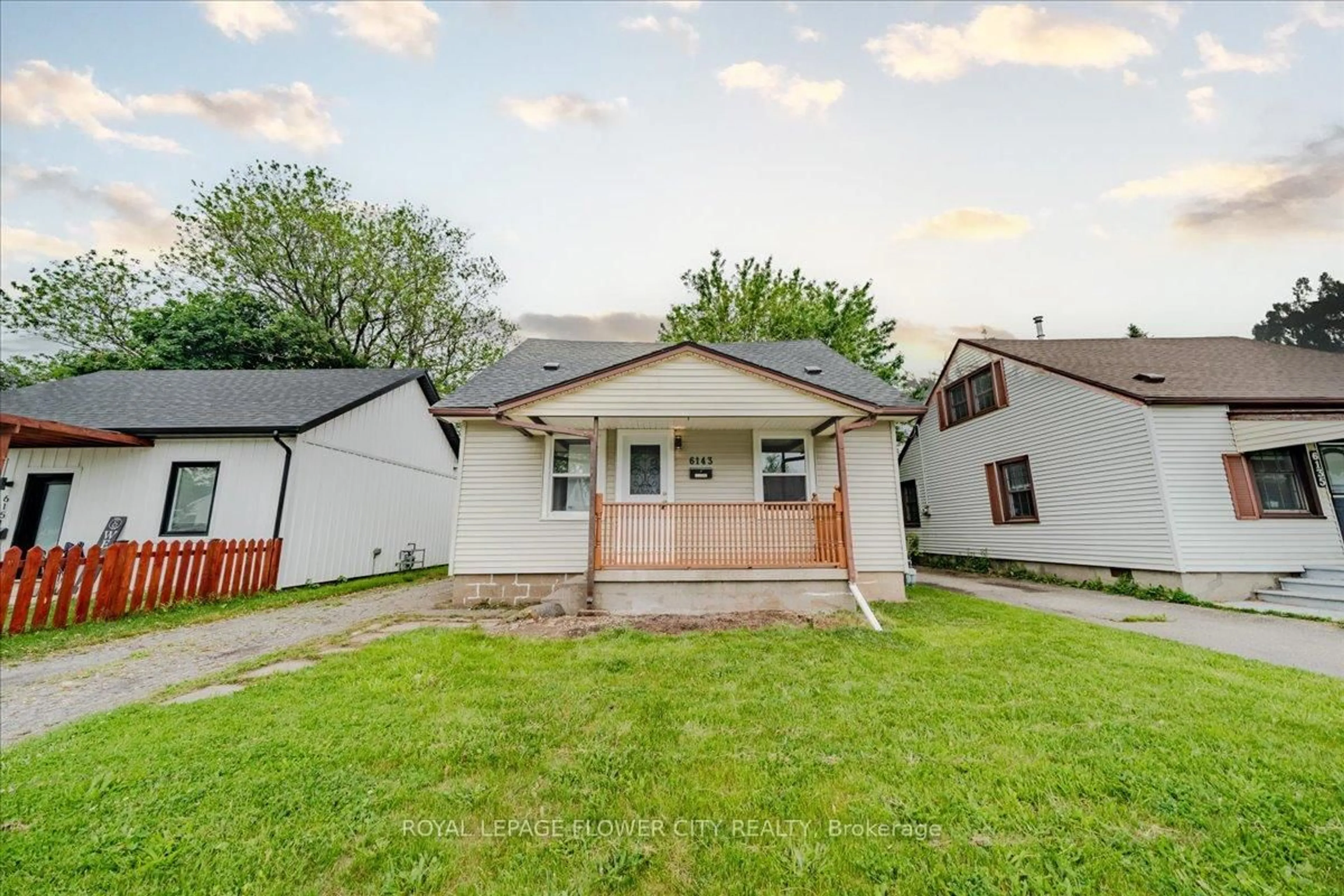 A pic from outside/outdoor area/front of a property/back of a property/a pic from drone, street for 6143 Churchill St, Niagara Falls Ontario L2G 2X2