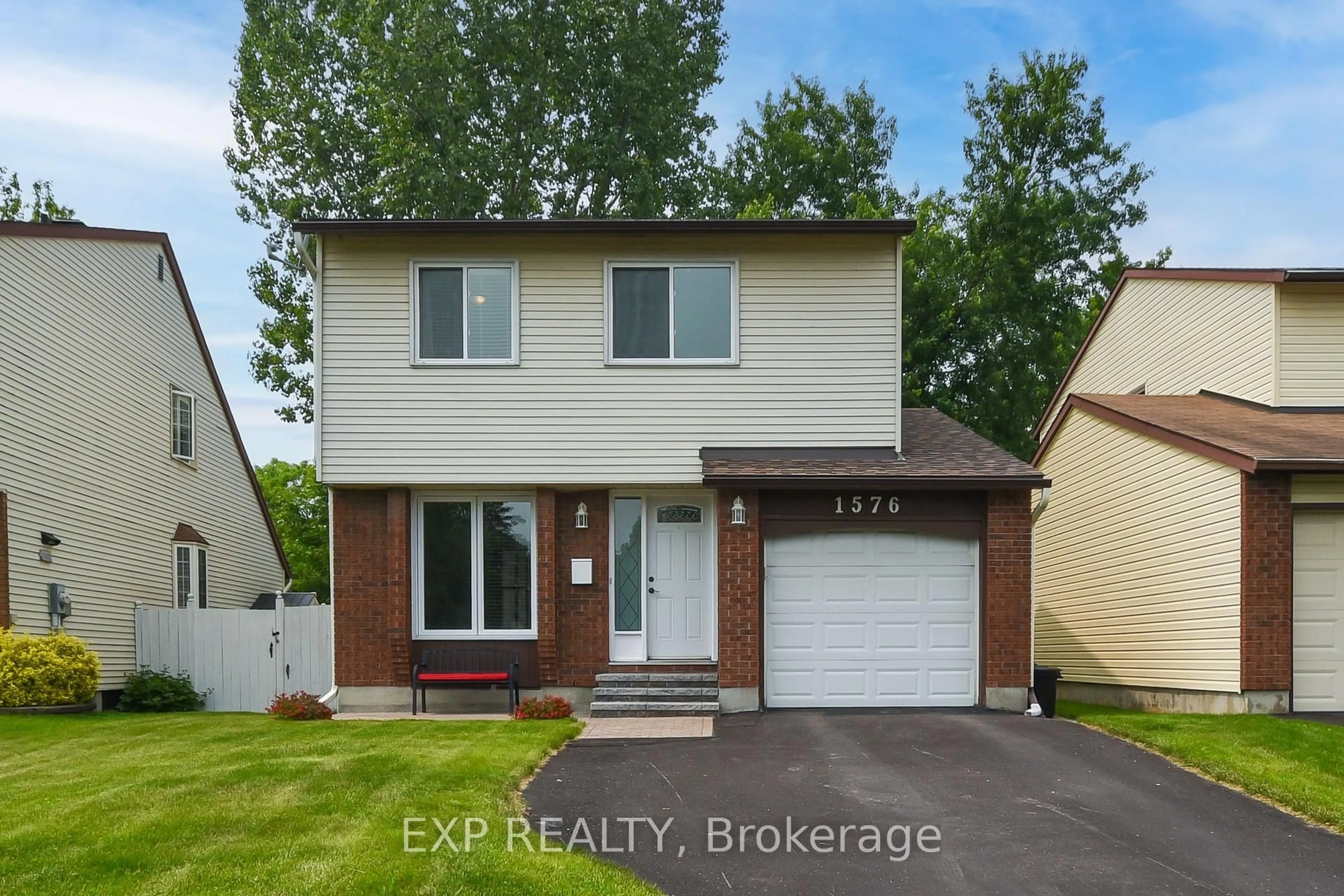Home with vinyl exterior material, street for 1576 St Georges St, Ottawa Ontario K1E 2M9