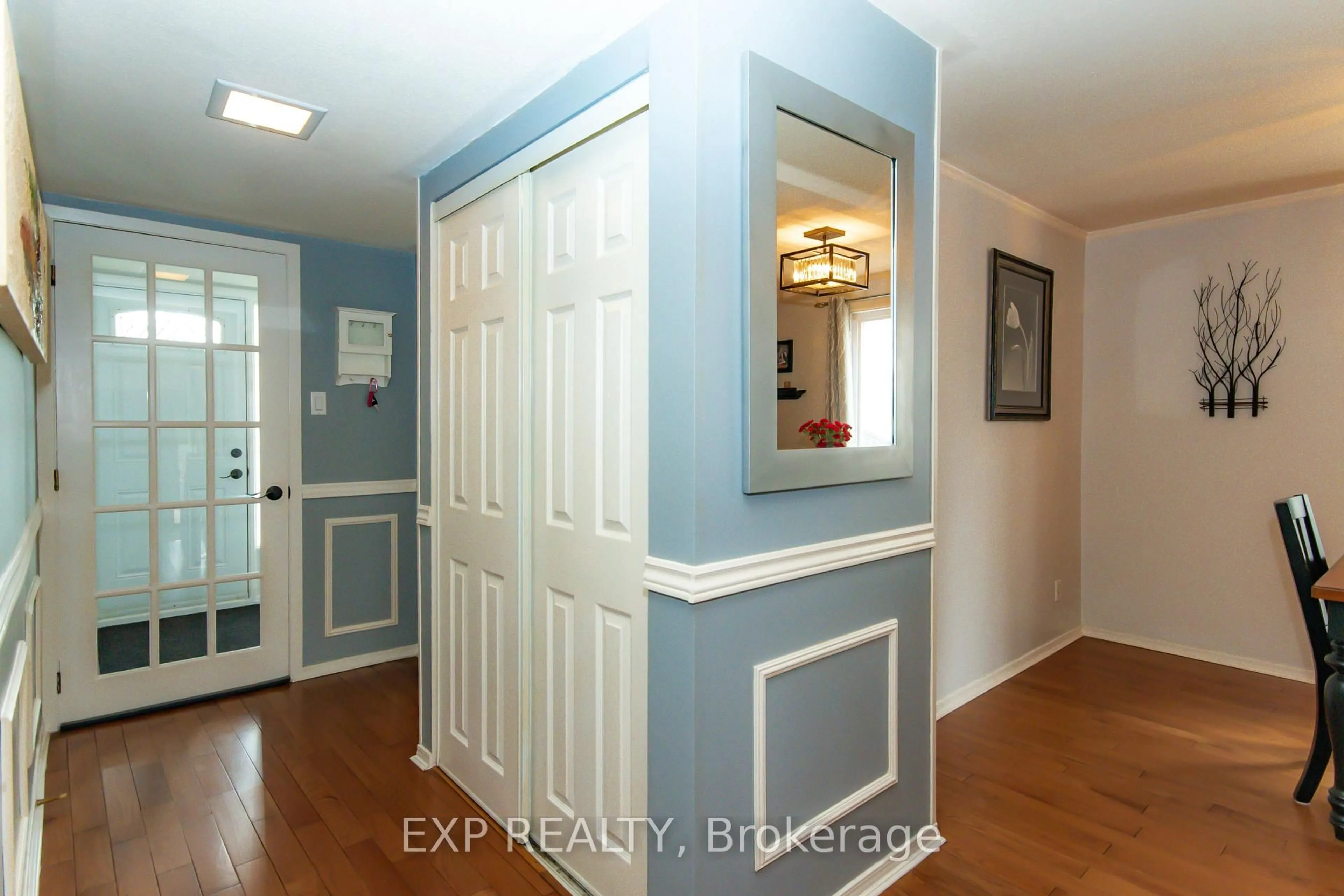 Indoor entryway for 1576 St Georges St, Ottawa Ontario K1E 2M9