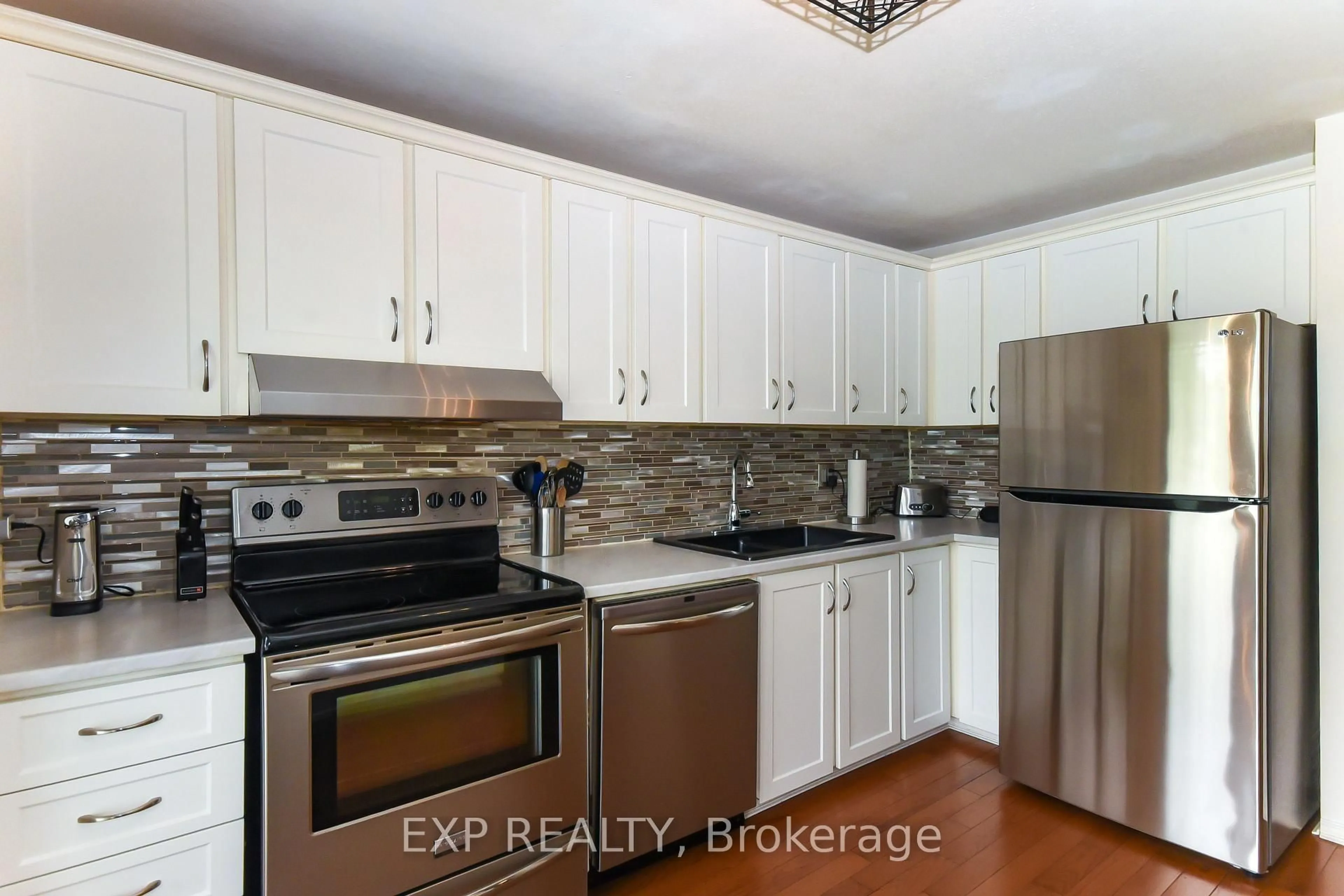Standard kitchen, unknown for 1576 St Georges St, Ottawa Ontario K1E 2M9