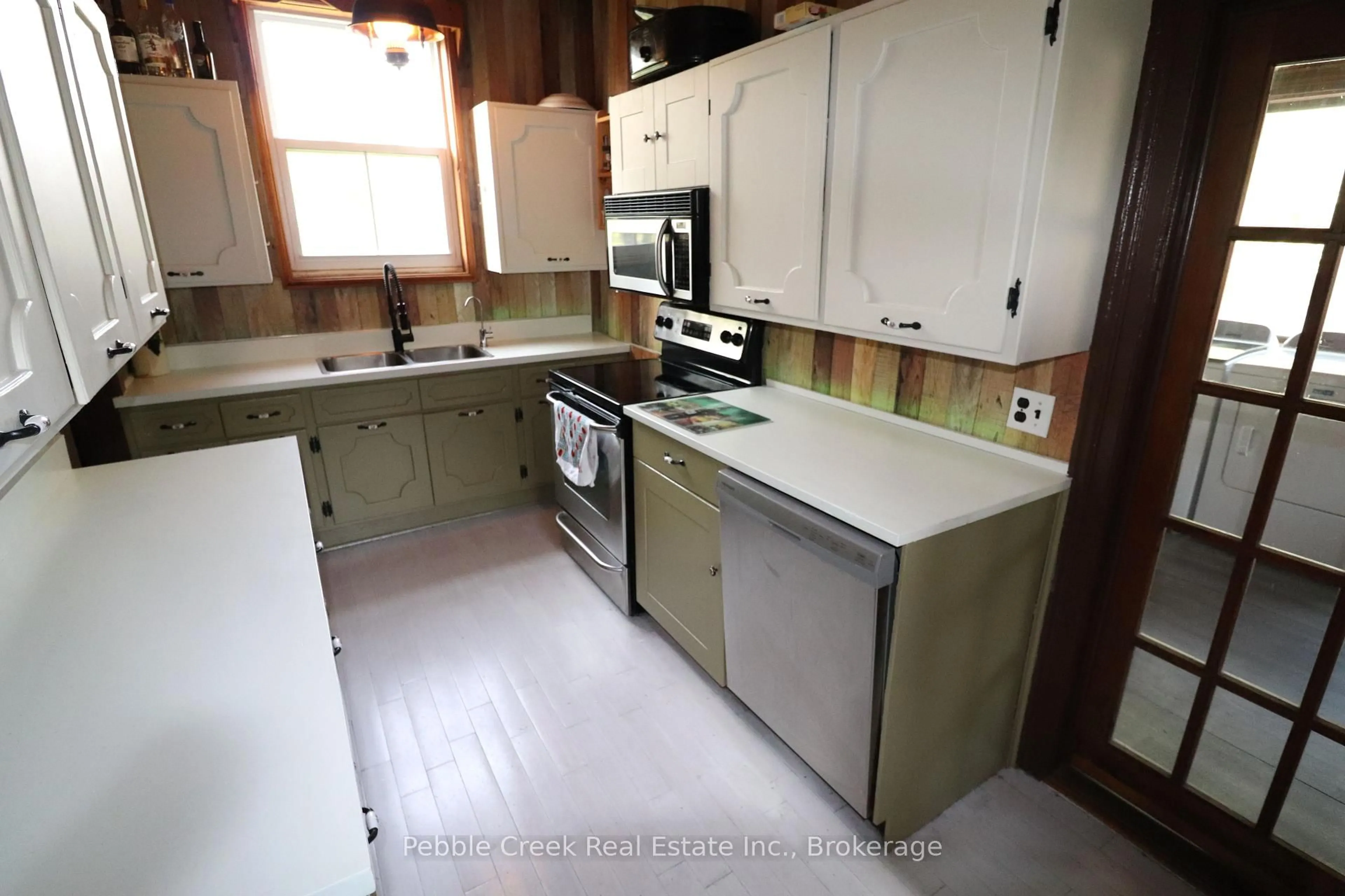 Standard kitchen, ceramic/tile floor for 85042 Bluewater Highway, Ashfield-Colborne-Wawanosh Ontario N7A 3X9
