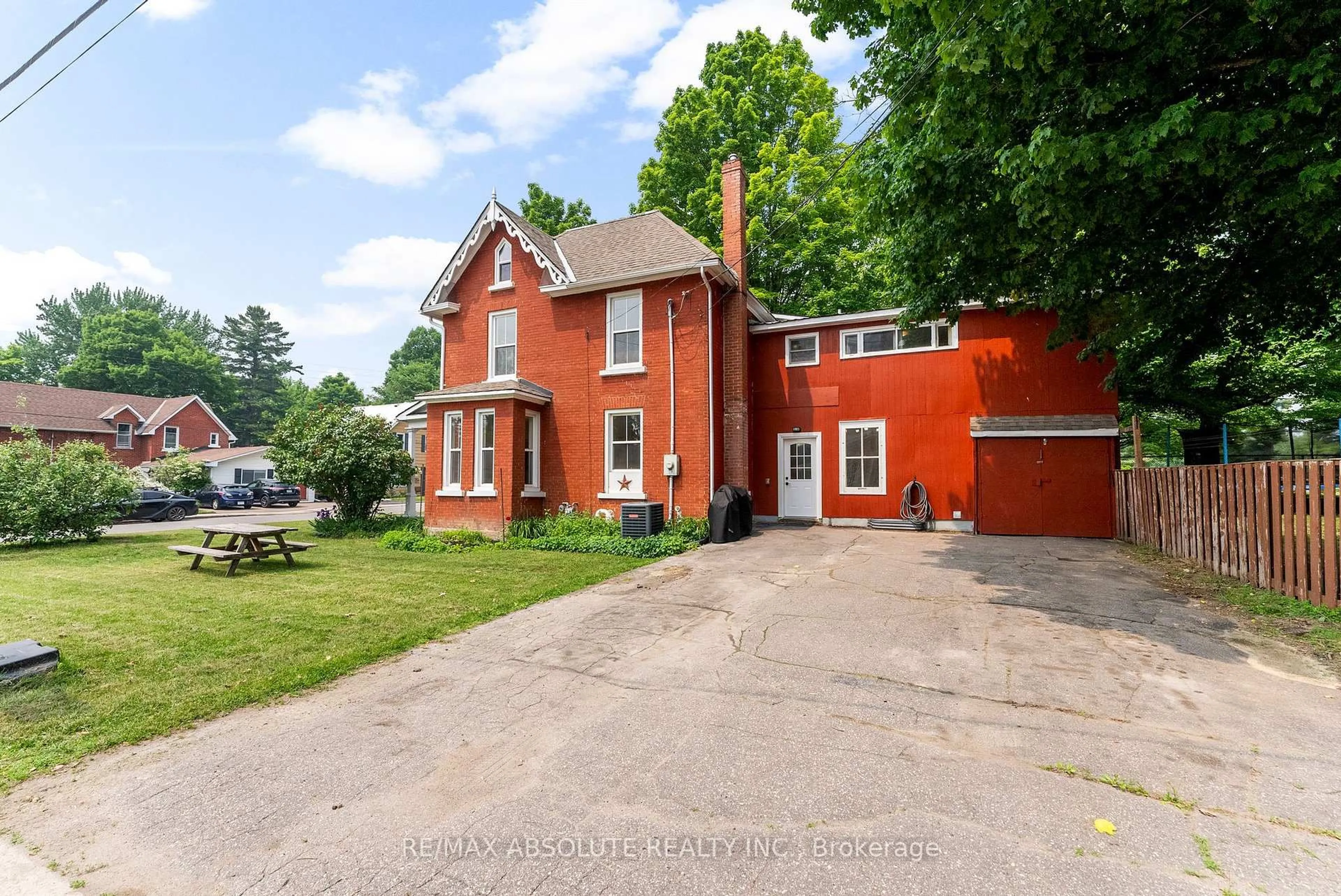 A pic from outside/outdoor area/front of a property/back of a property/a pic from drone, street for 321 Albert St, Arnprior Ontario K7S 2M8