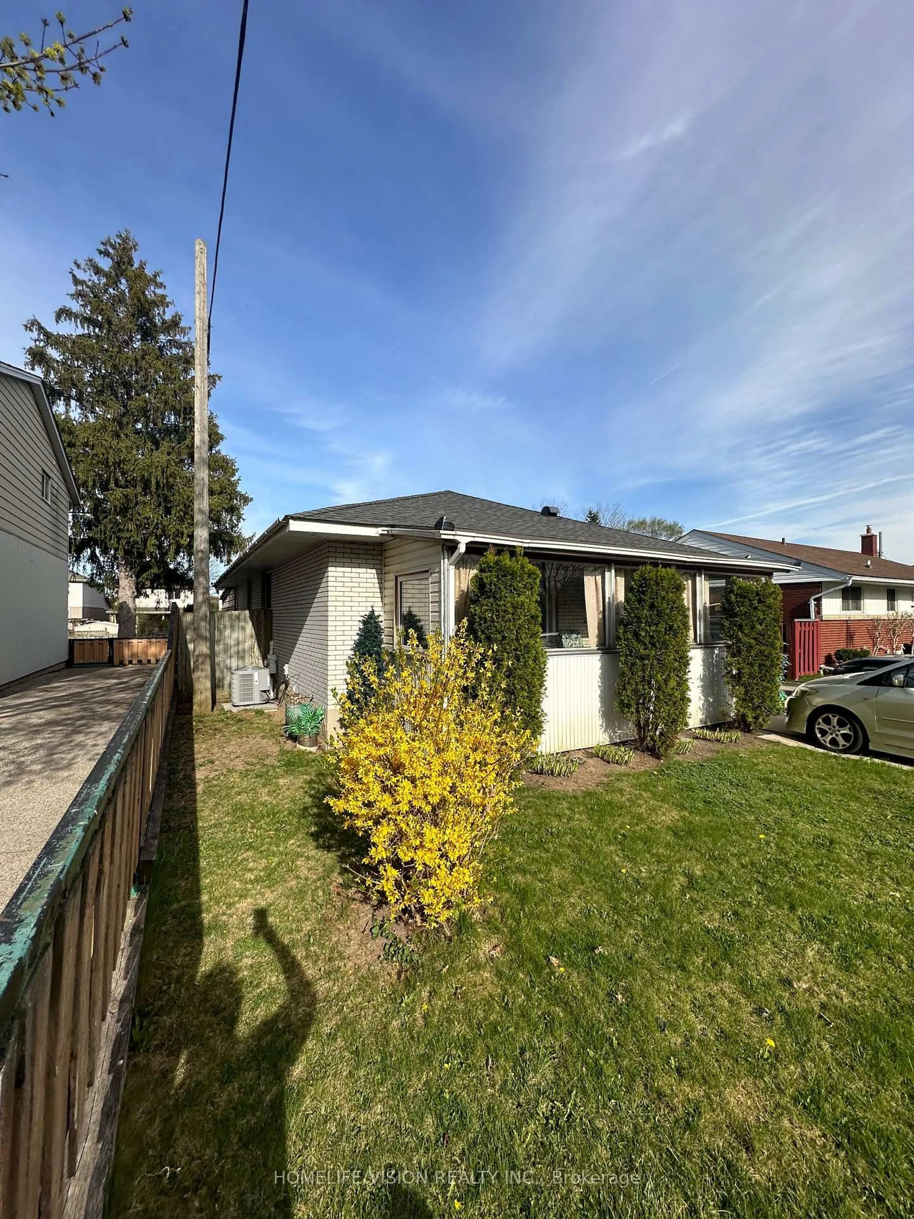 A pic from outside/outdoor area/front of a property/back of a property/a pic from drone, street for 195 Sekura St, Cambridge Ontario N1R 3R3